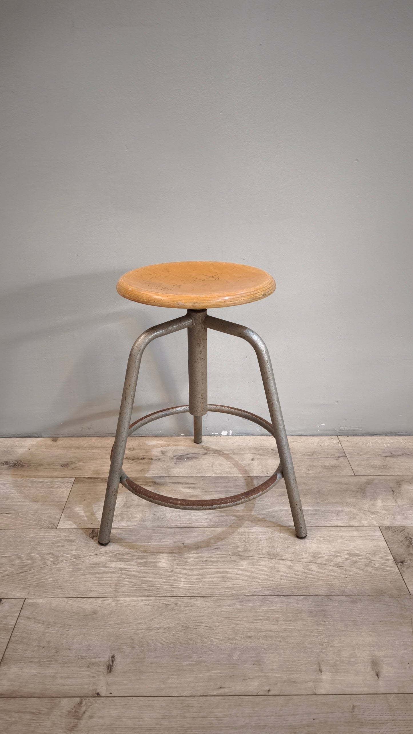 87740 Sgabello industriale con seduta in legno