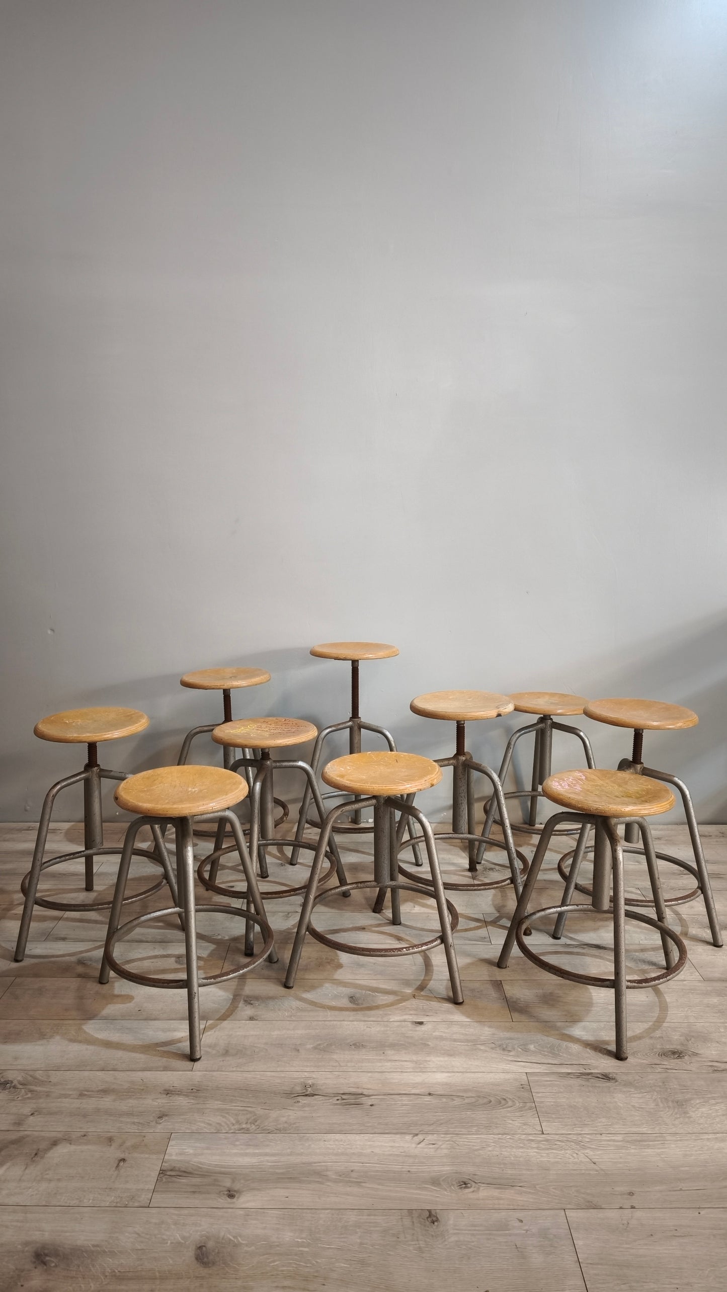 87740 Sgabello industriale con seduta in legno