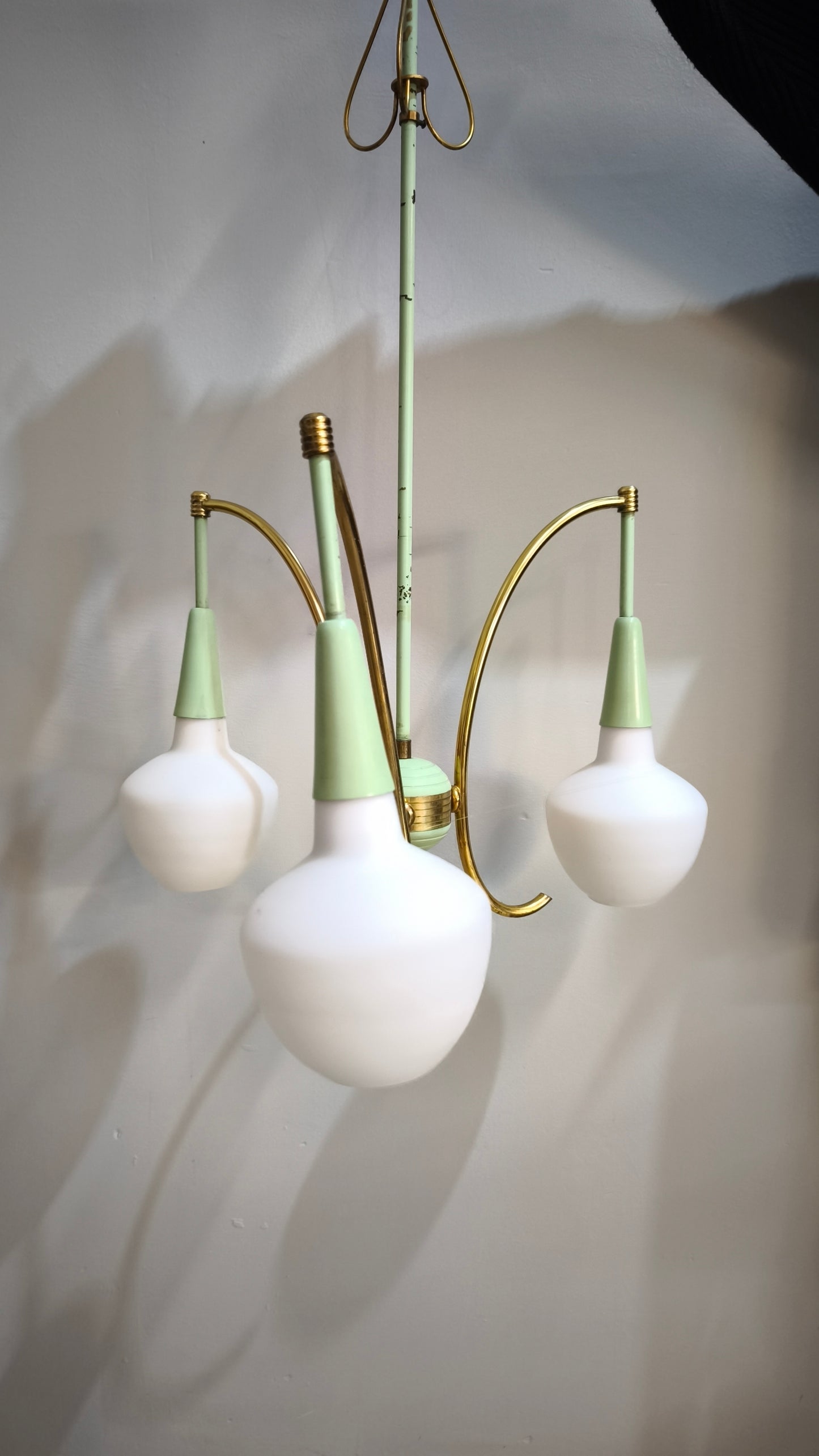 87748 Lampadario anni '60 in metallo verde e dorato