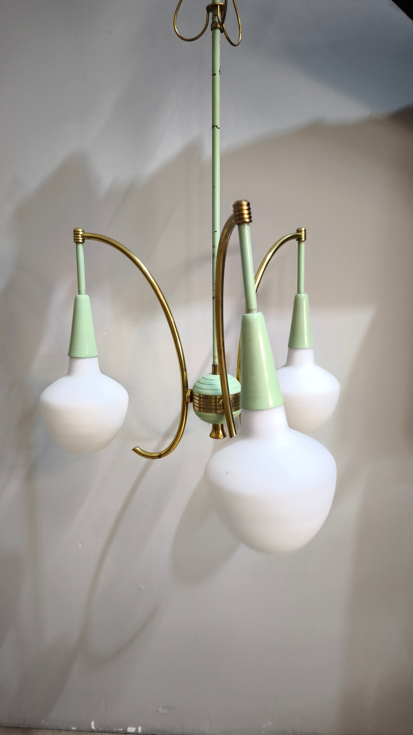 87748 Lampadario anni '60 in metallo verde e dorato