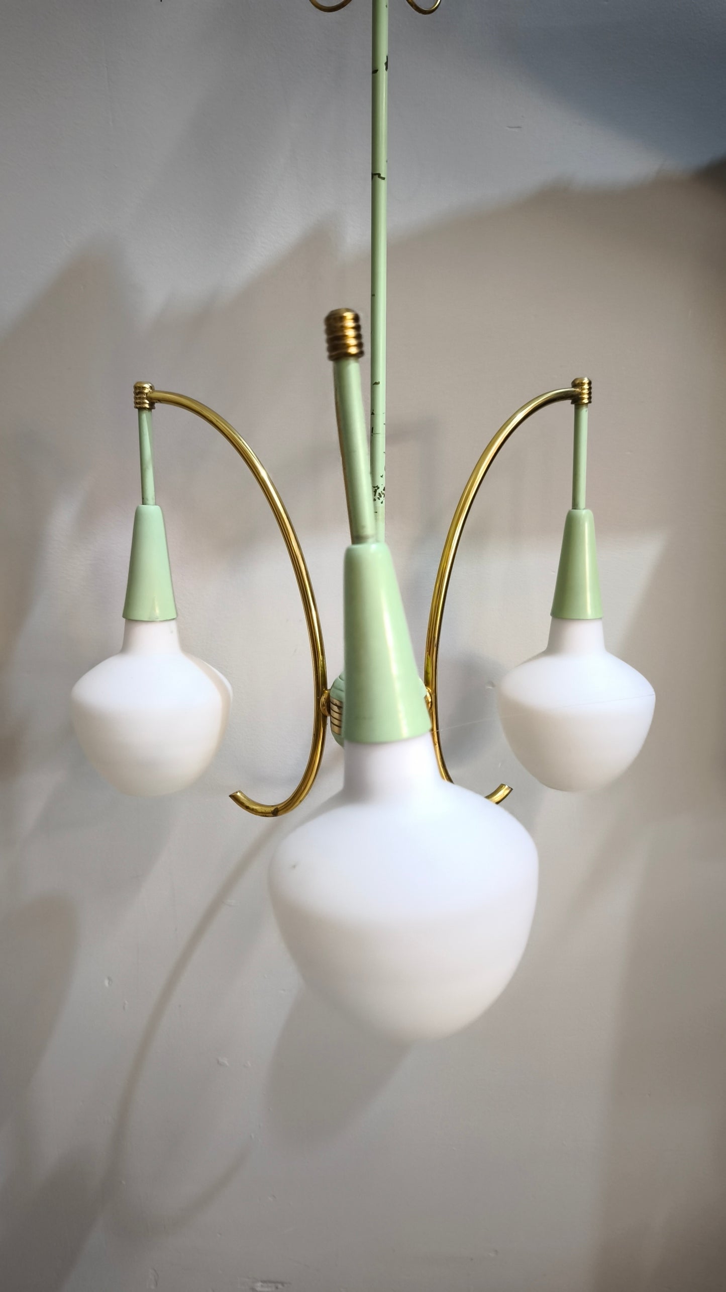 87748 Lampadario anni '60 in metallo verde e dorato