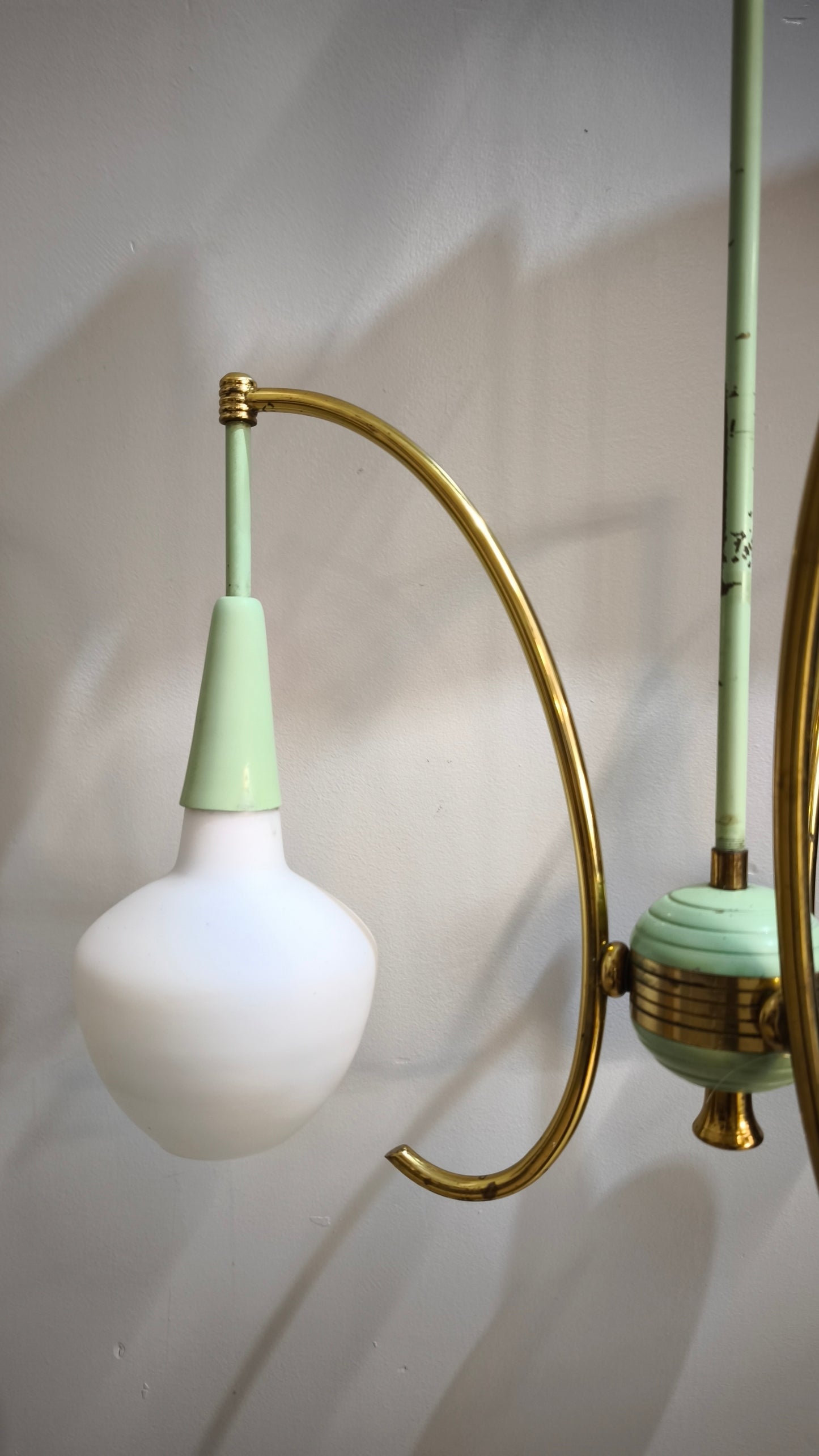 87748 Lampadario anni '60 in metallo verde e dorato