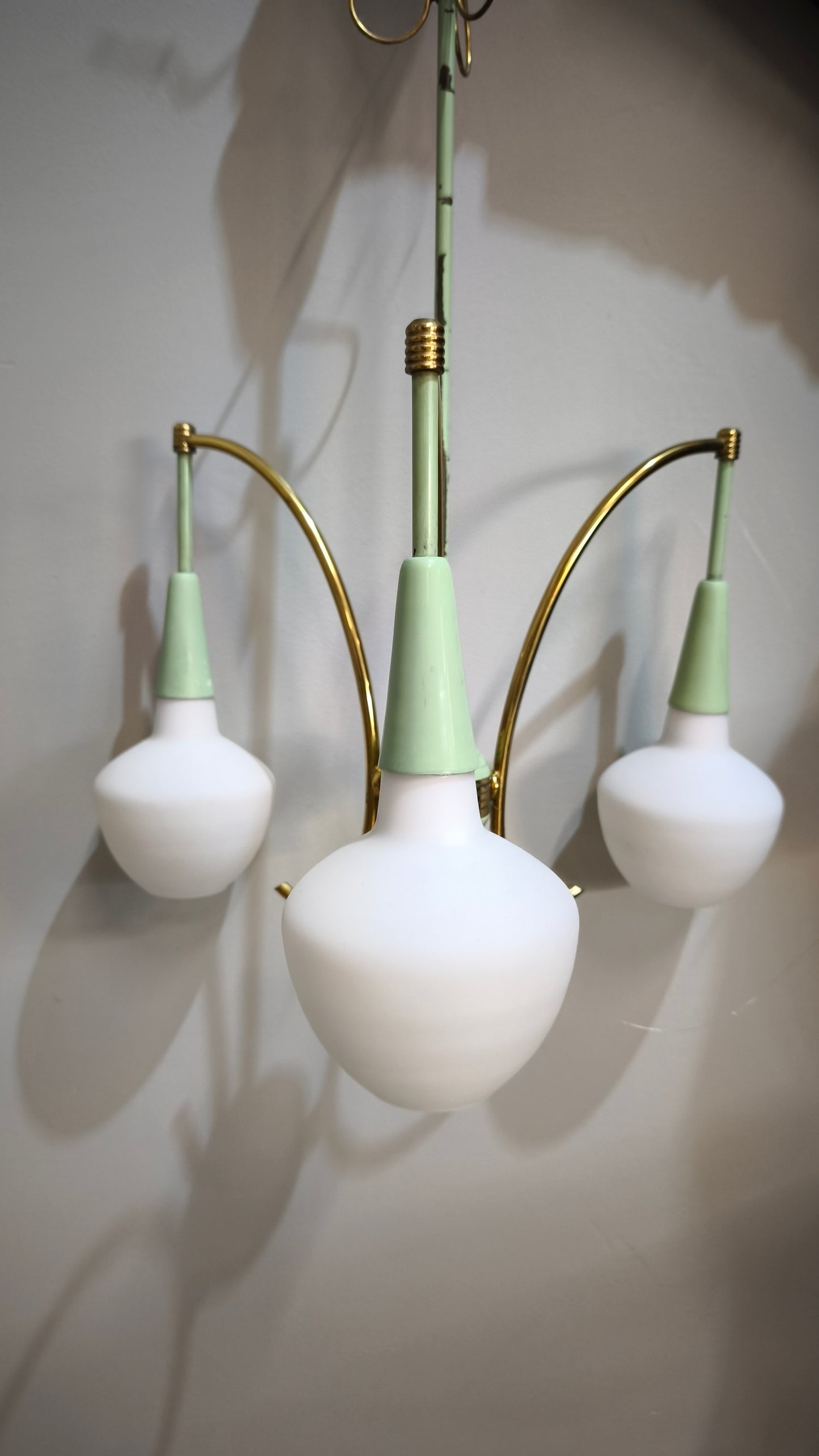 87748 Lampadario anni '60 in metallo verde e dorato