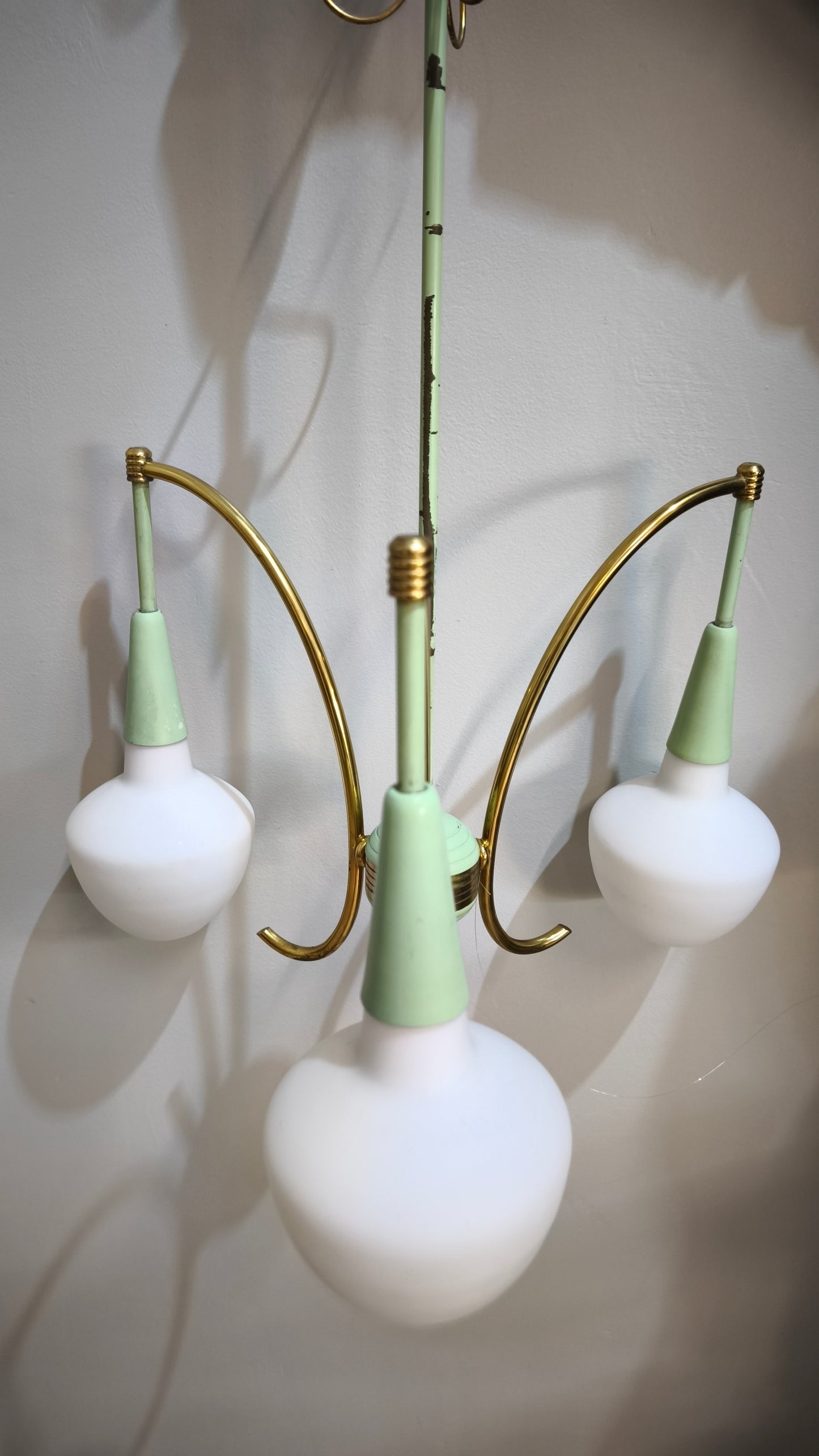 87748 Lampadario anni '60 in metallo verde e dorato