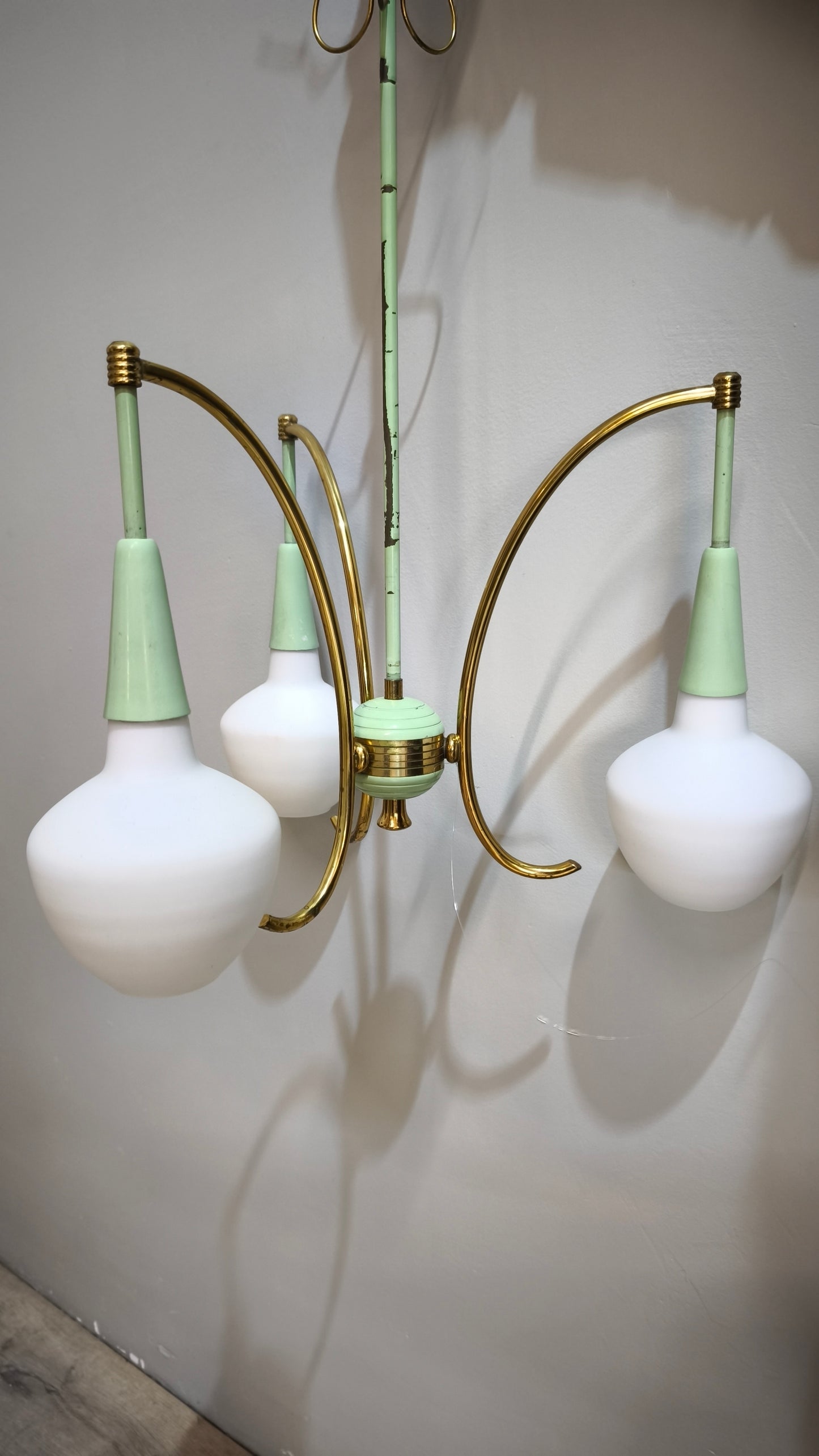 87748 Lampadario anni '60 in metallo verde e dorato