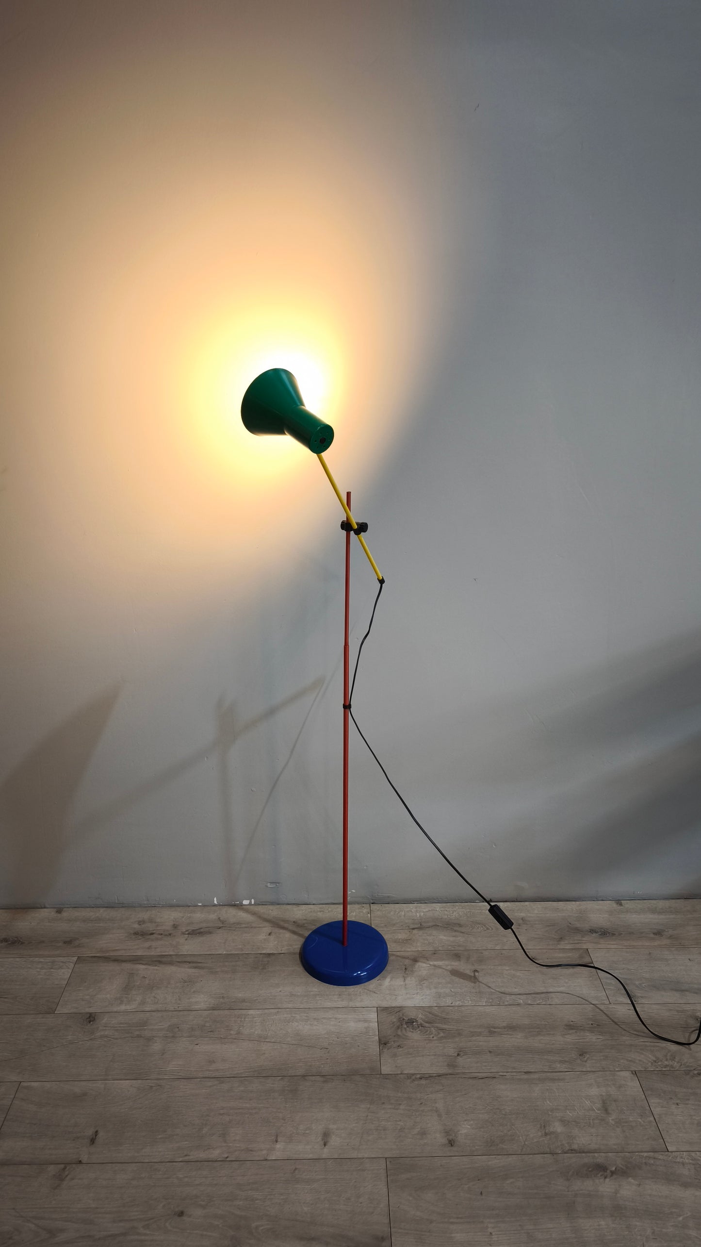 87753 Piantana anni '80 in metallo multicolor