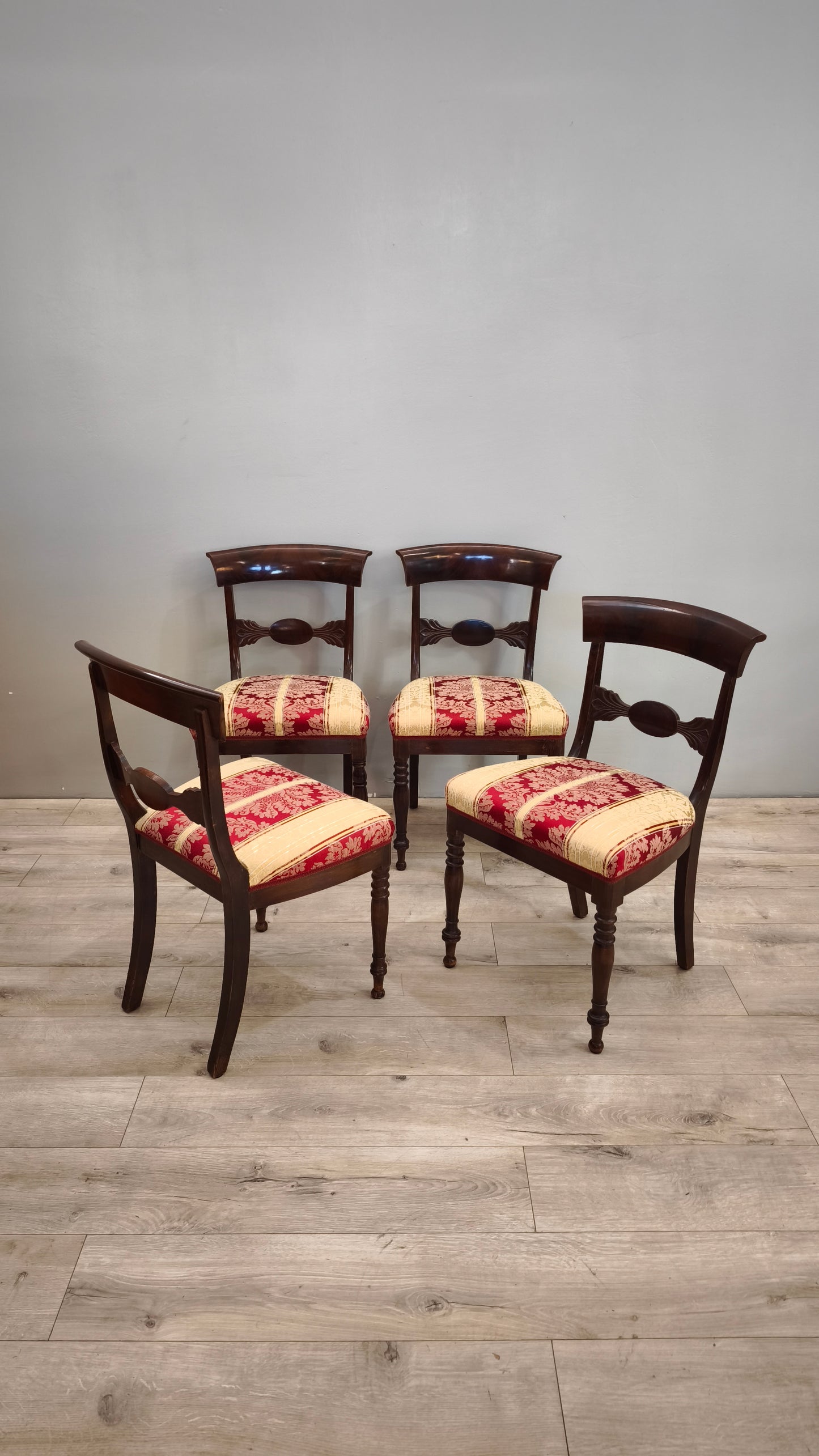 87851 Set n 4 sedie in legno con seduta imbottita