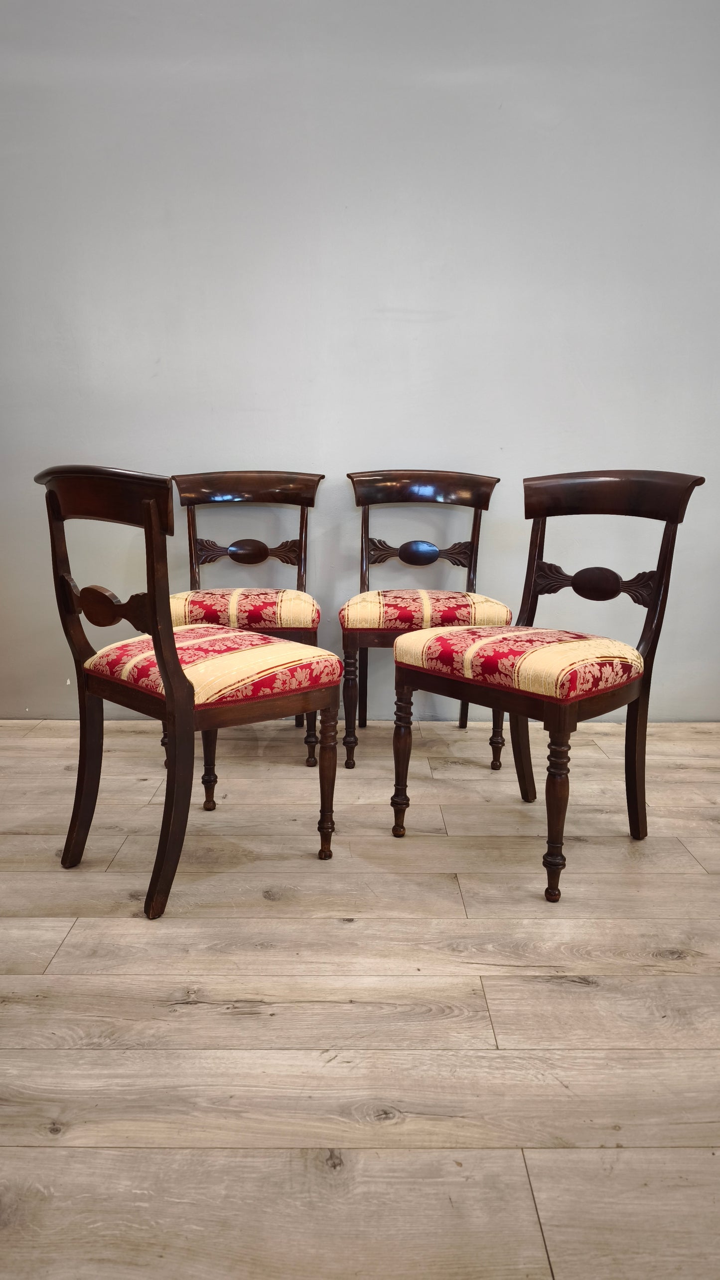 87851 Set n 4 sedie in legno con seduta imbottita