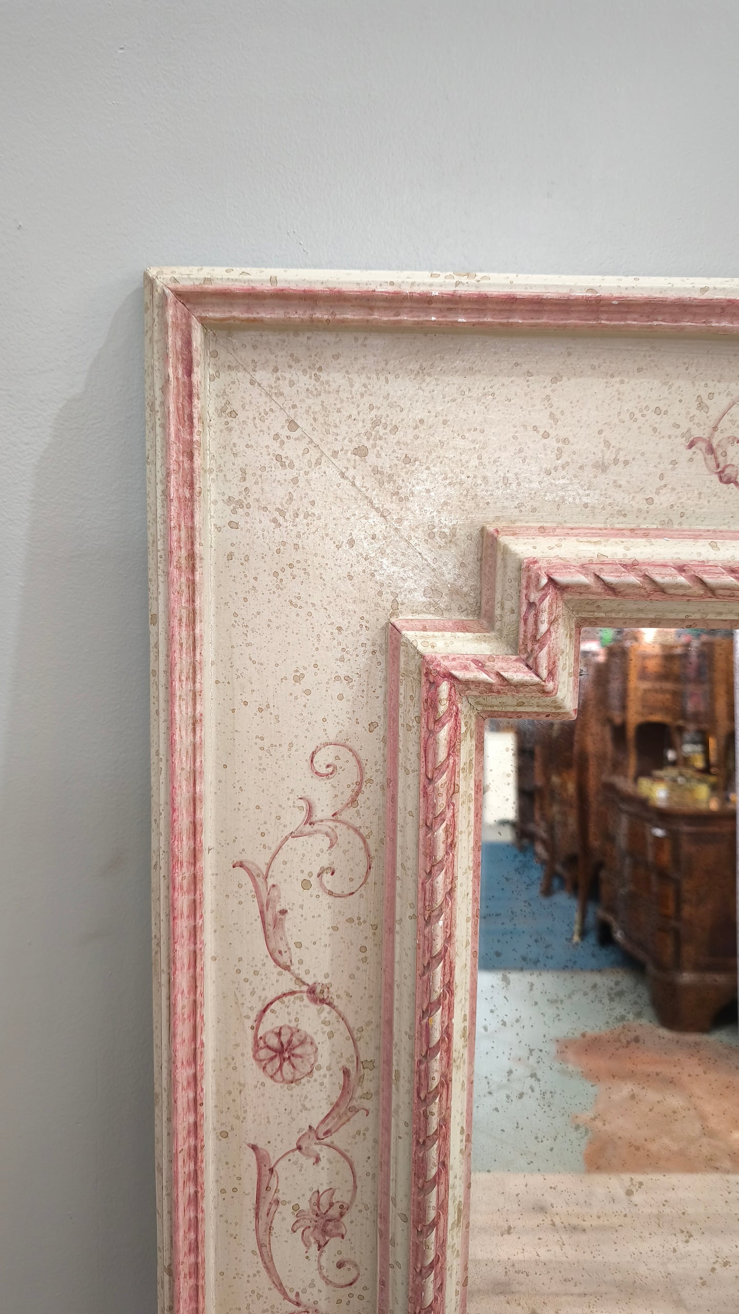 87915 Specchio con cornice decorata