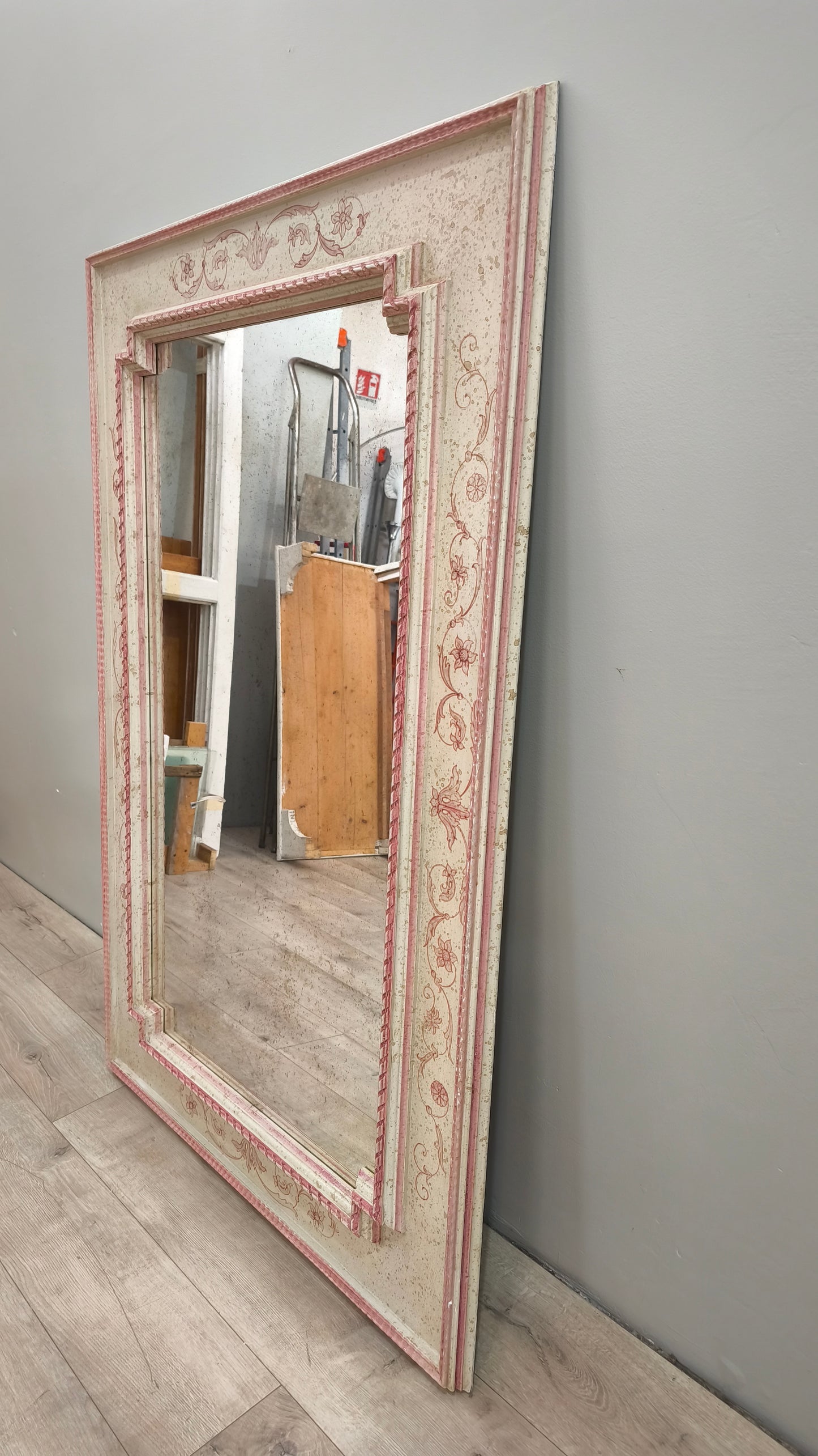 87915 Specchio con cornice decorata