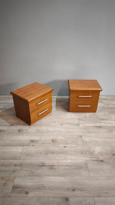 87854 Coppia di comodini moderni