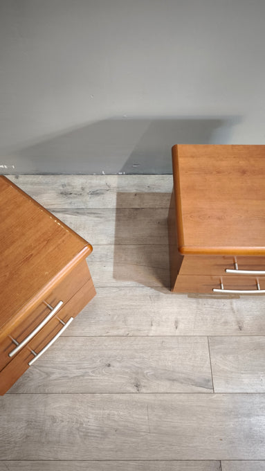 87854 Coppia di comodini moderni