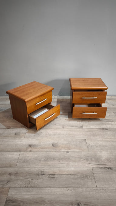 87854 Coppia di comodini moderni