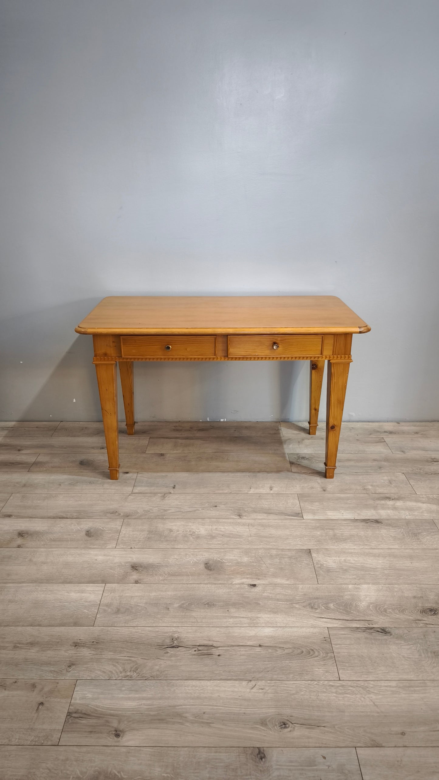 87921 Tavolo in legno massello di pino con doppio cassetto frontale