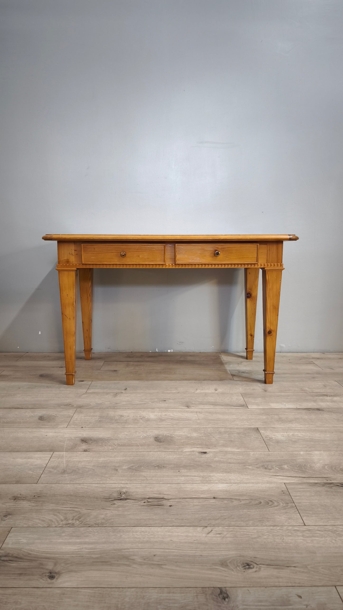 87921 Tavolo in legno massello di pino con doppio cassetto frontale