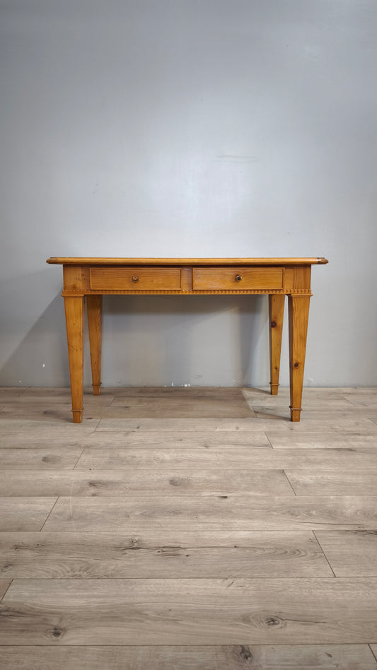 87921 Tavolo in legno massello di pino con doppio cassetto frontale