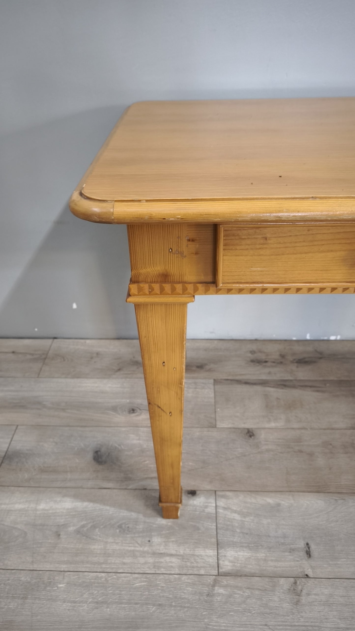 87921 Tavolo in legno massello di pino con doppio cassetto frontale