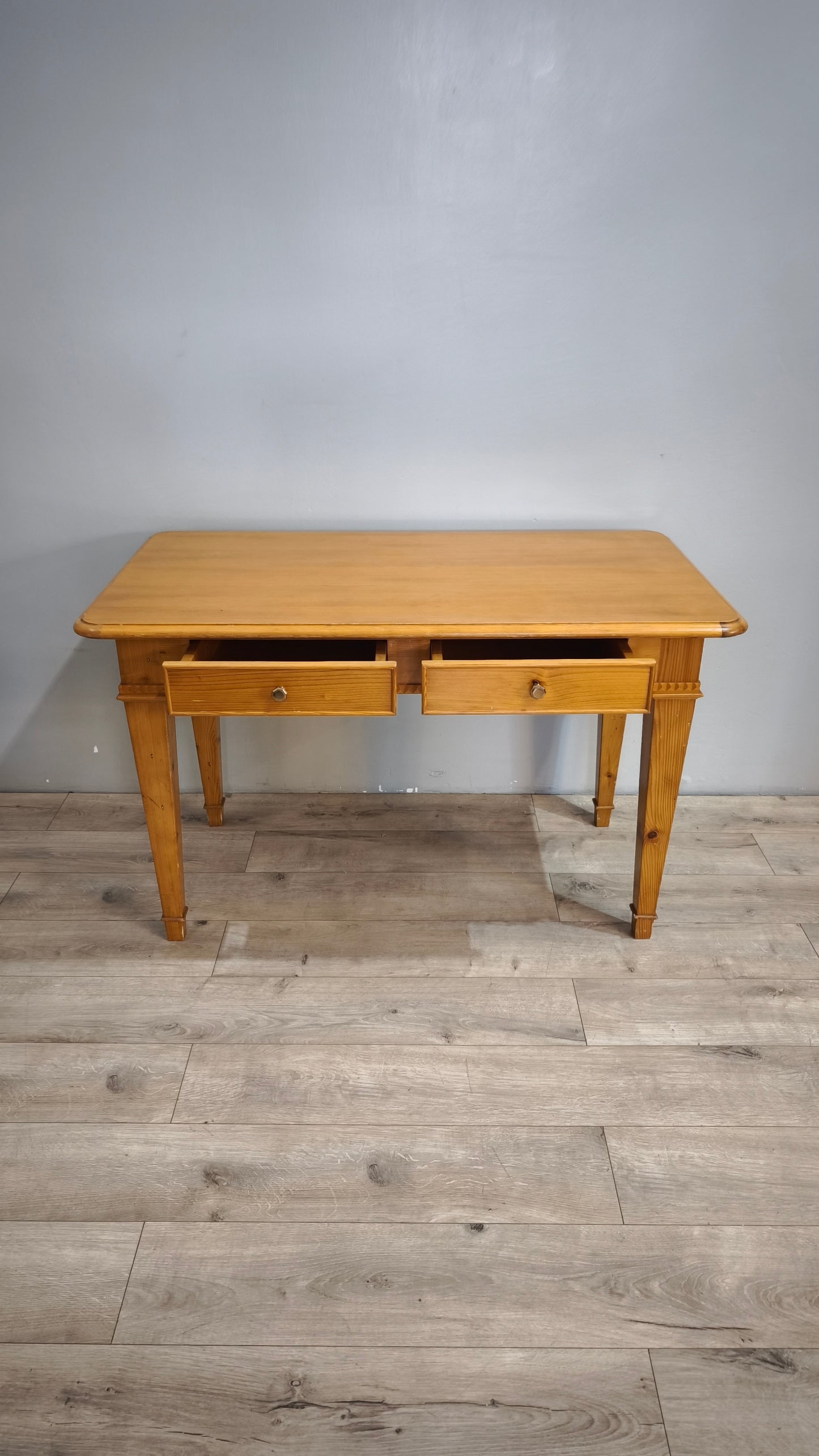 87921 Tavolo in legno massello di pino con doppio cassetto frontale