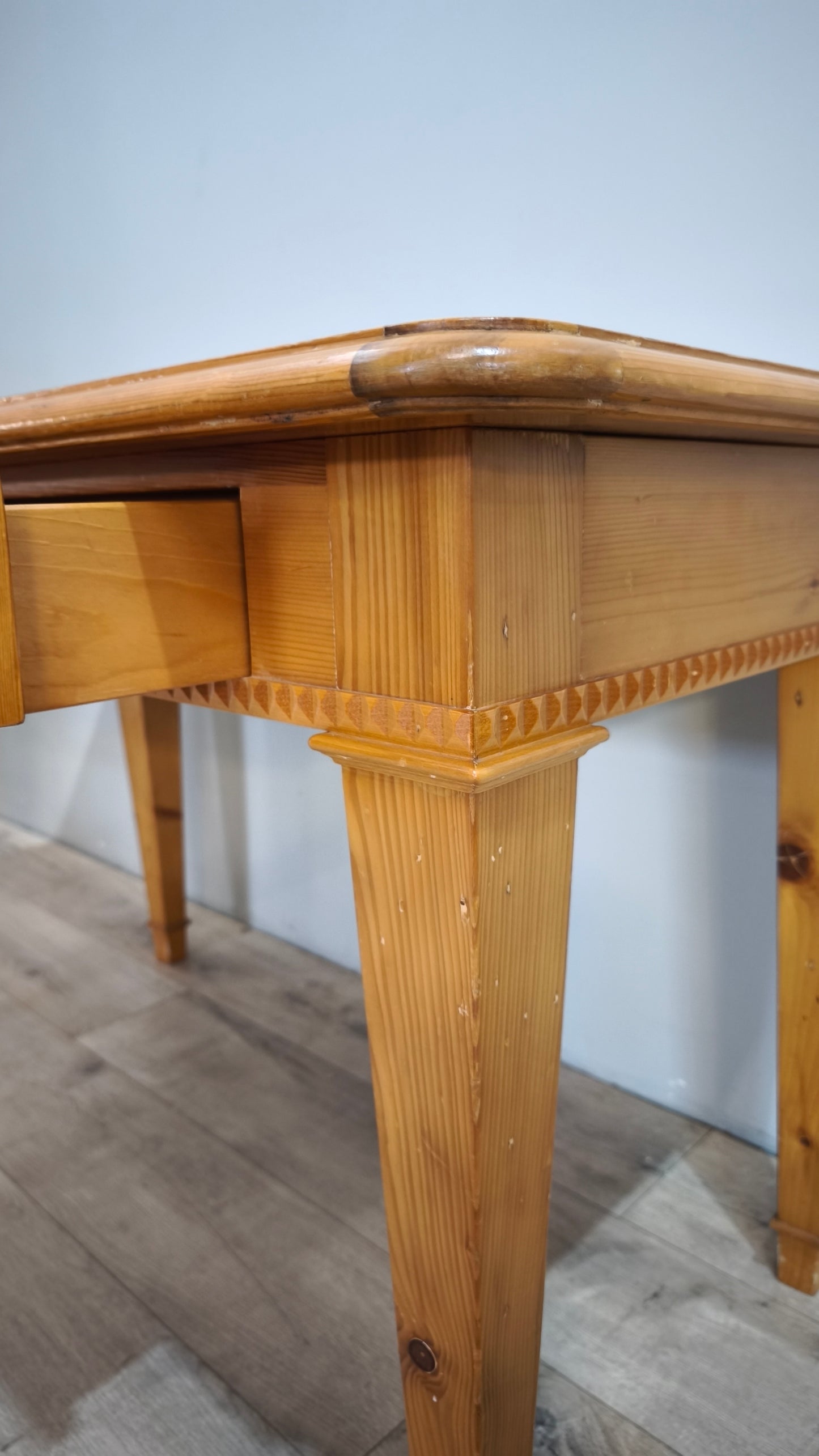 87921 Tavolo in legno massello di pino con doppio cassetto frontale