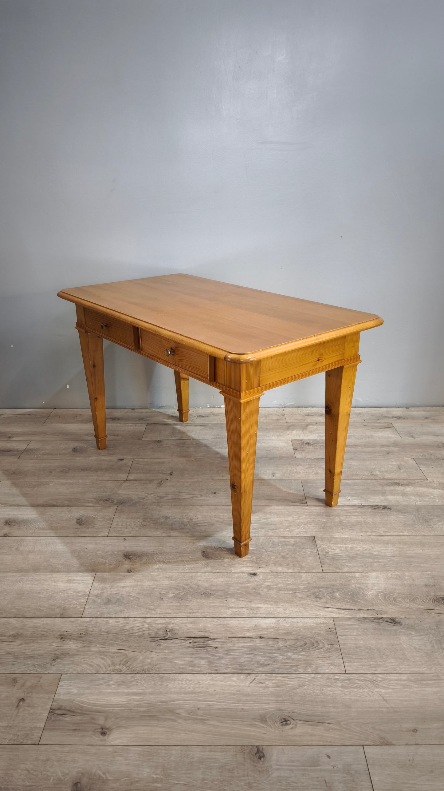 87921 Tavolo in legno massello di pino con doppio cassetto frontale