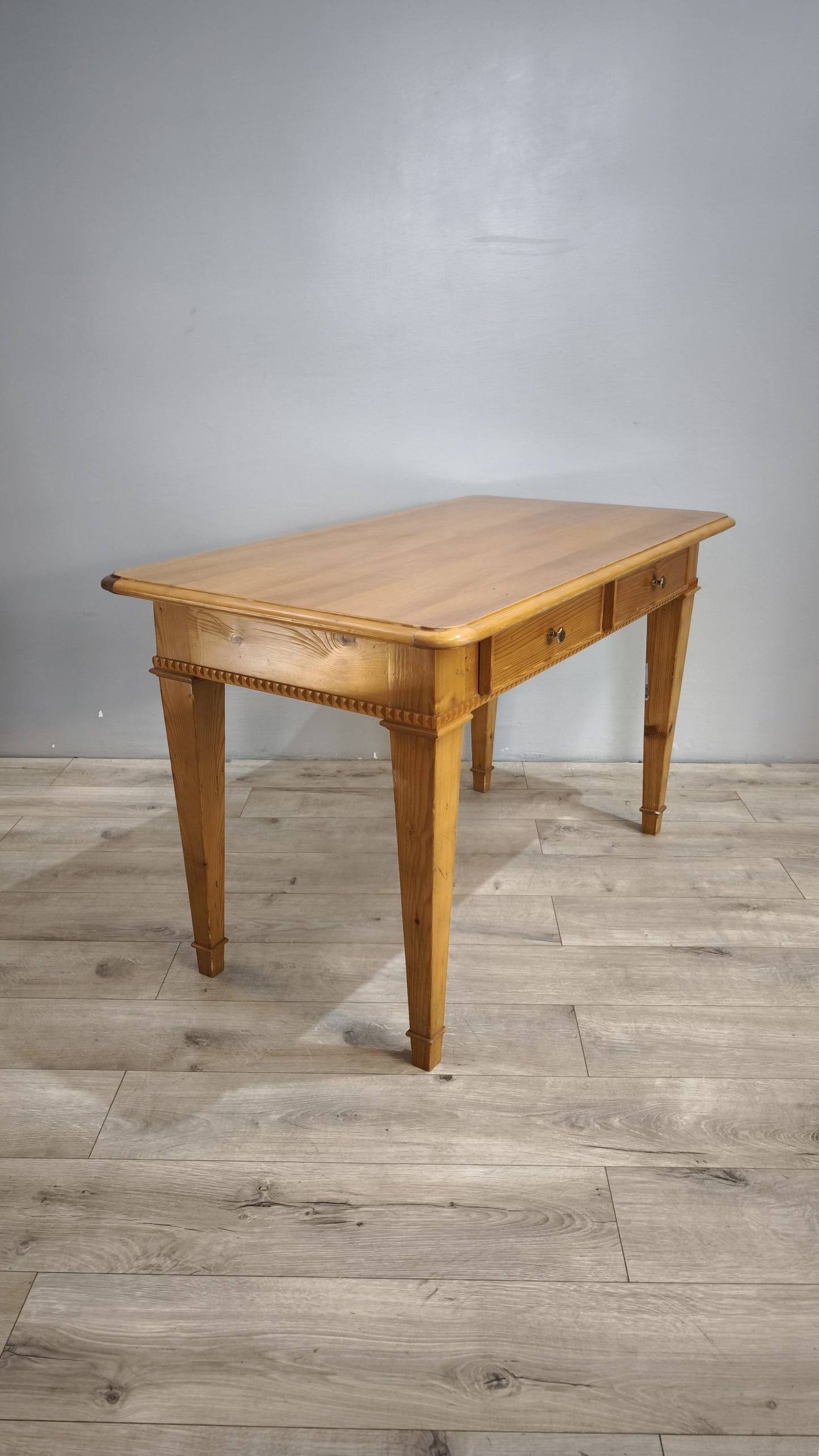 87921 Tavolo in legno massello di pino con doppio cassetto frontale