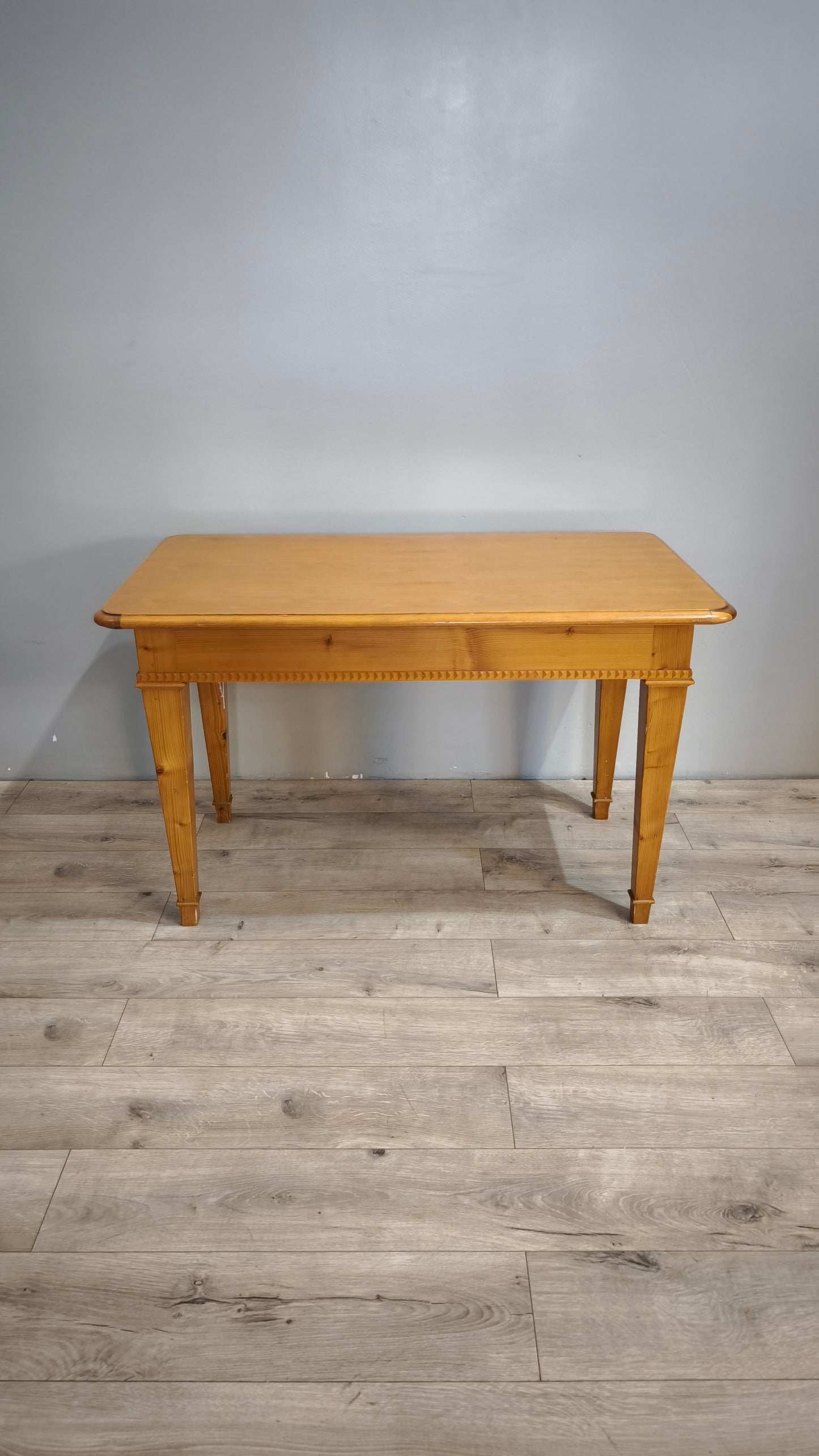 87921 Tavolo in legno massello di pino con doppio cassetto frontale