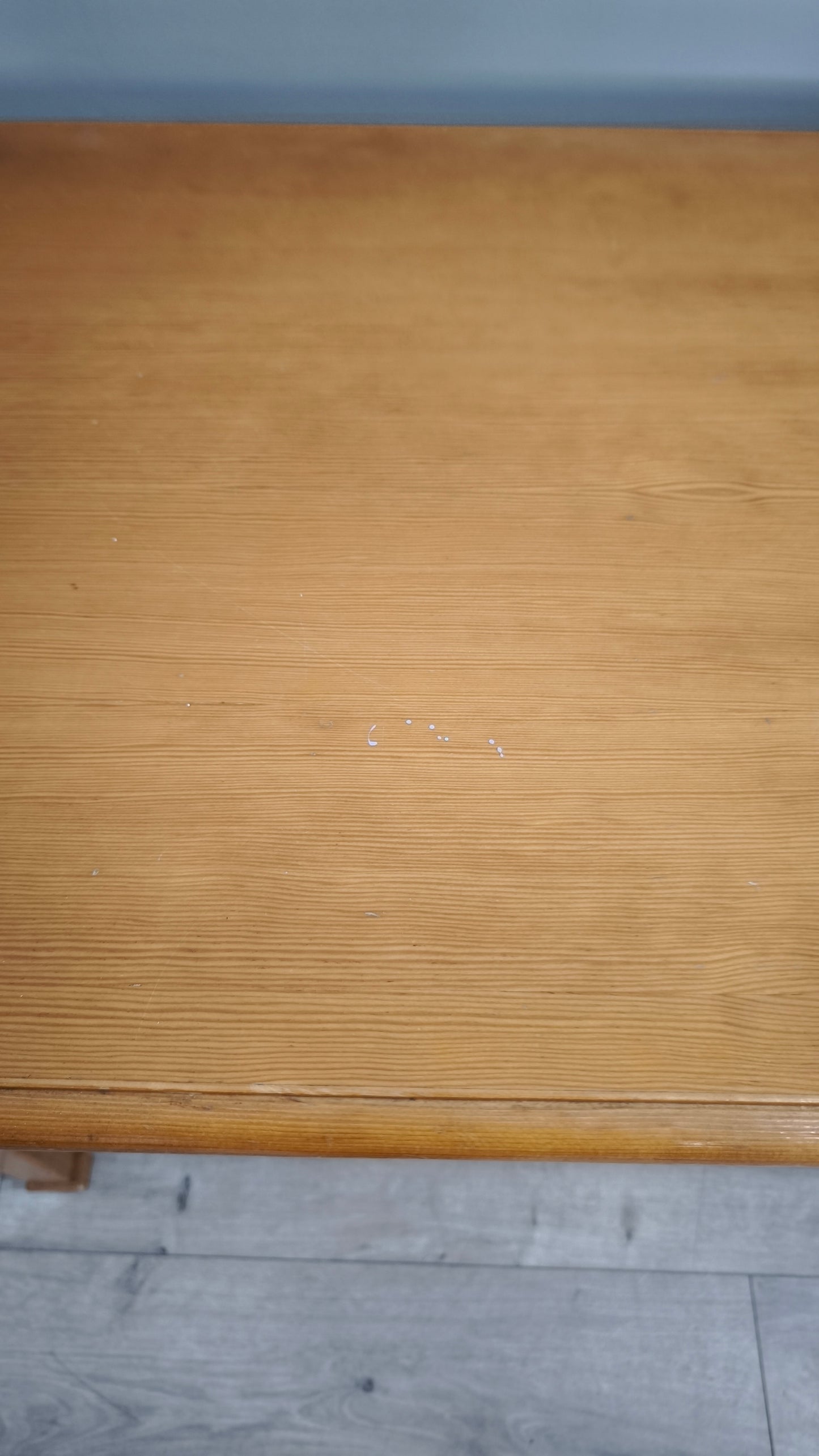 87921 Tavolo in legno massello di pino con doppio cassetto frontale
