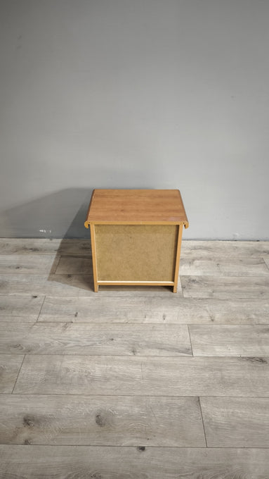 87854 Coppia di comodini moderni