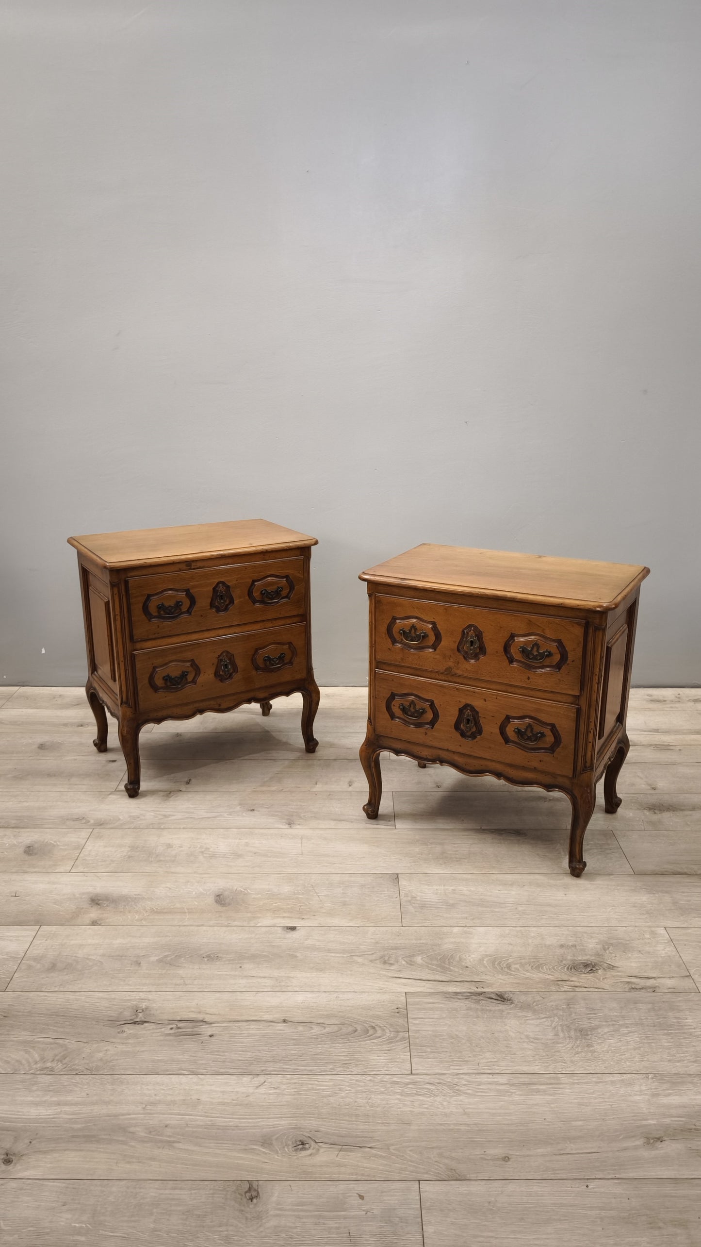 87989 Coppia di comodini in legno