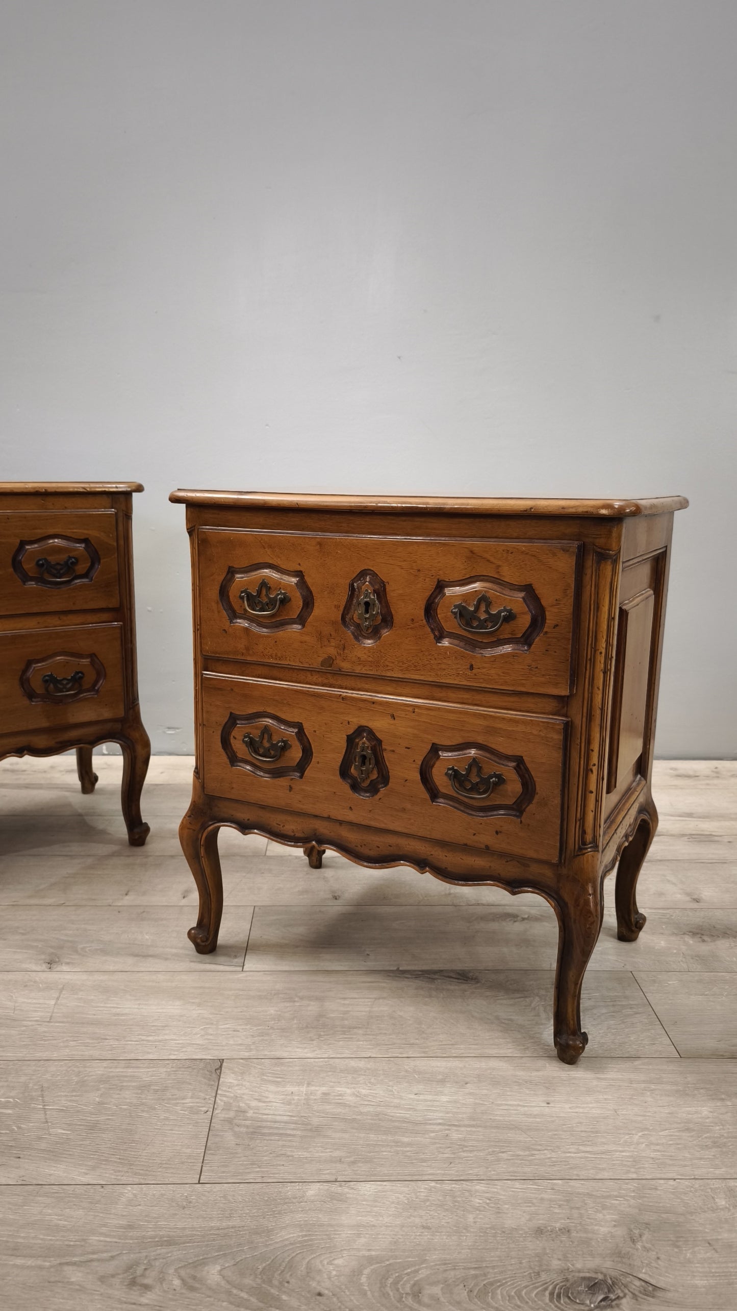 87989 Coppia di comodini in legno
