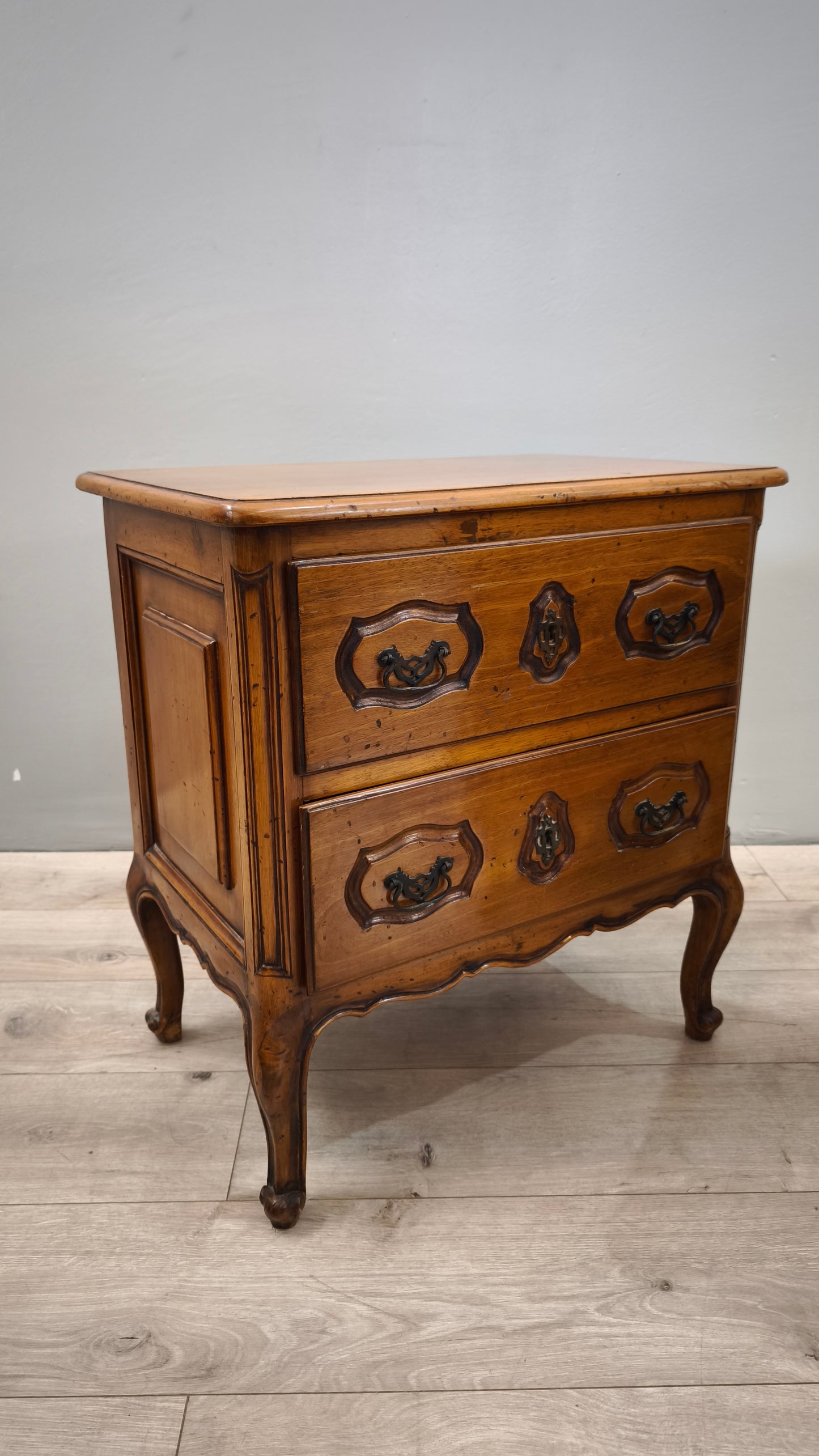 87989 Coppia di comodini in legno