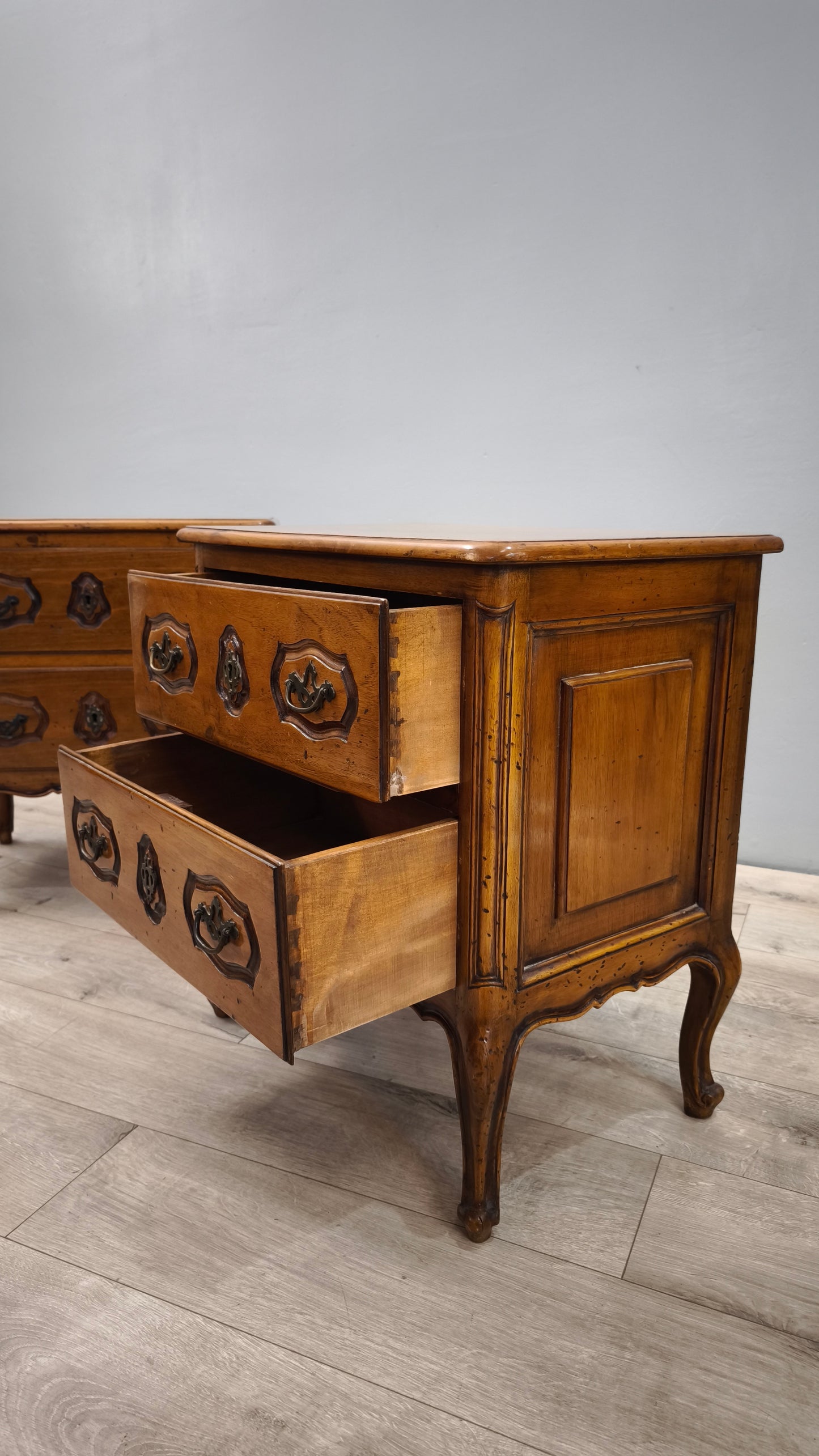 87989 Coppia di comodini in legno