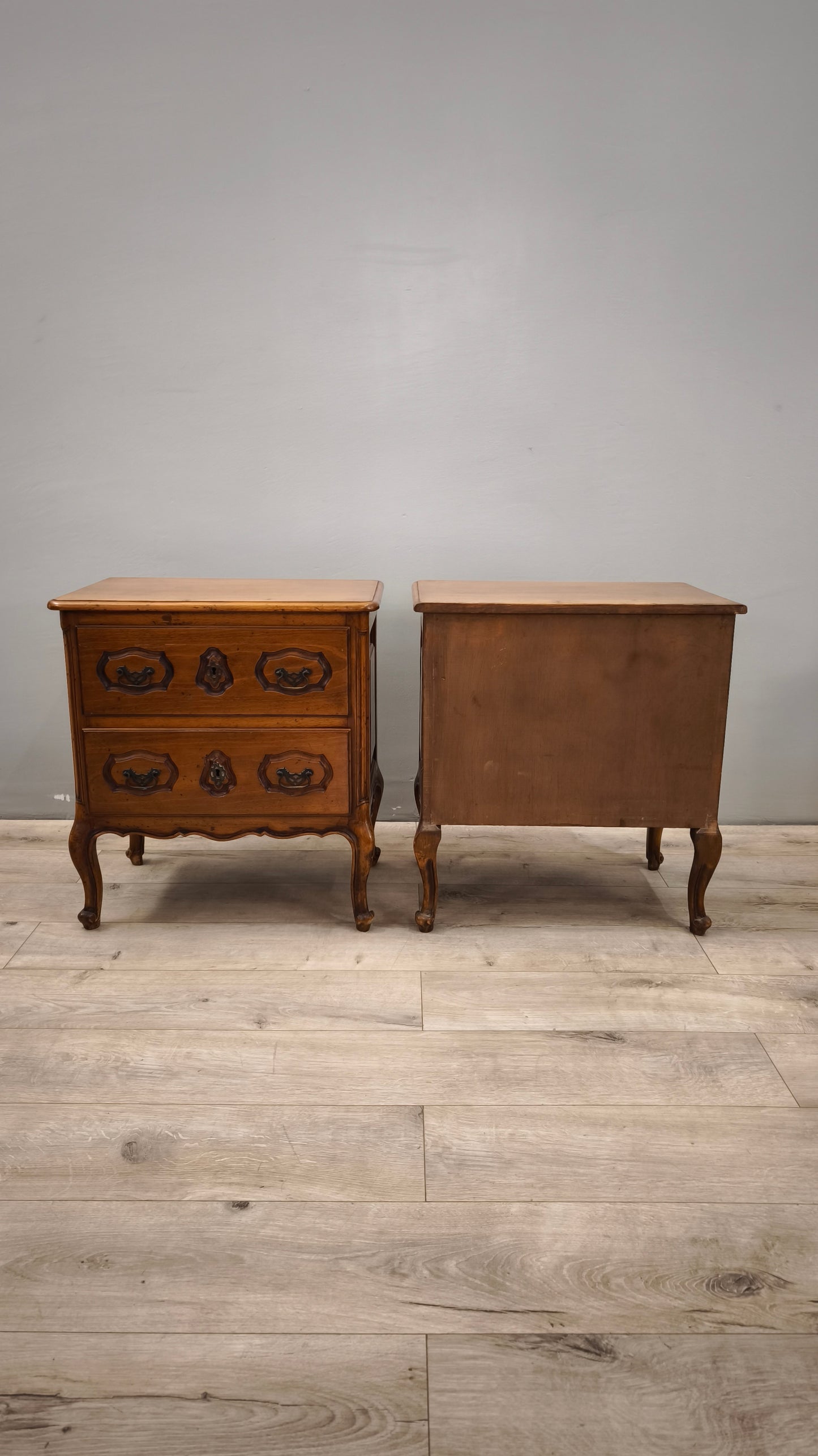 87989 Coppia di comodini in legno
