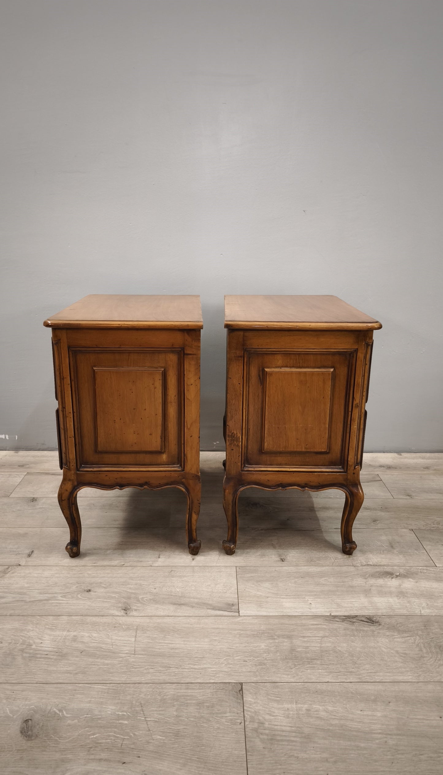 87989 Coppia di comodini in legno