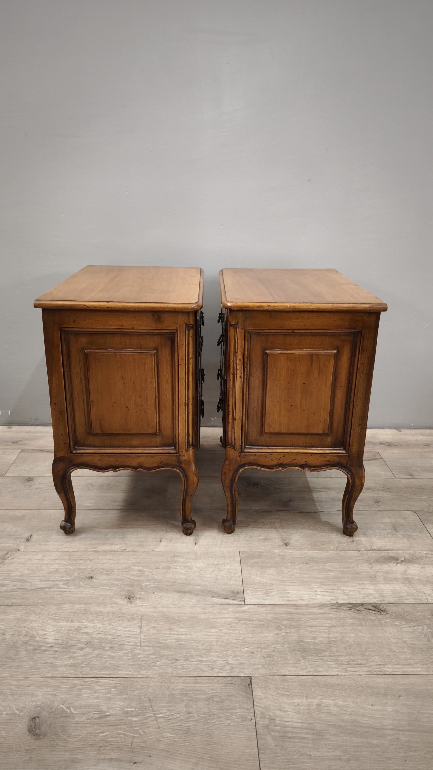 87989 Coppia di comodini in legno
