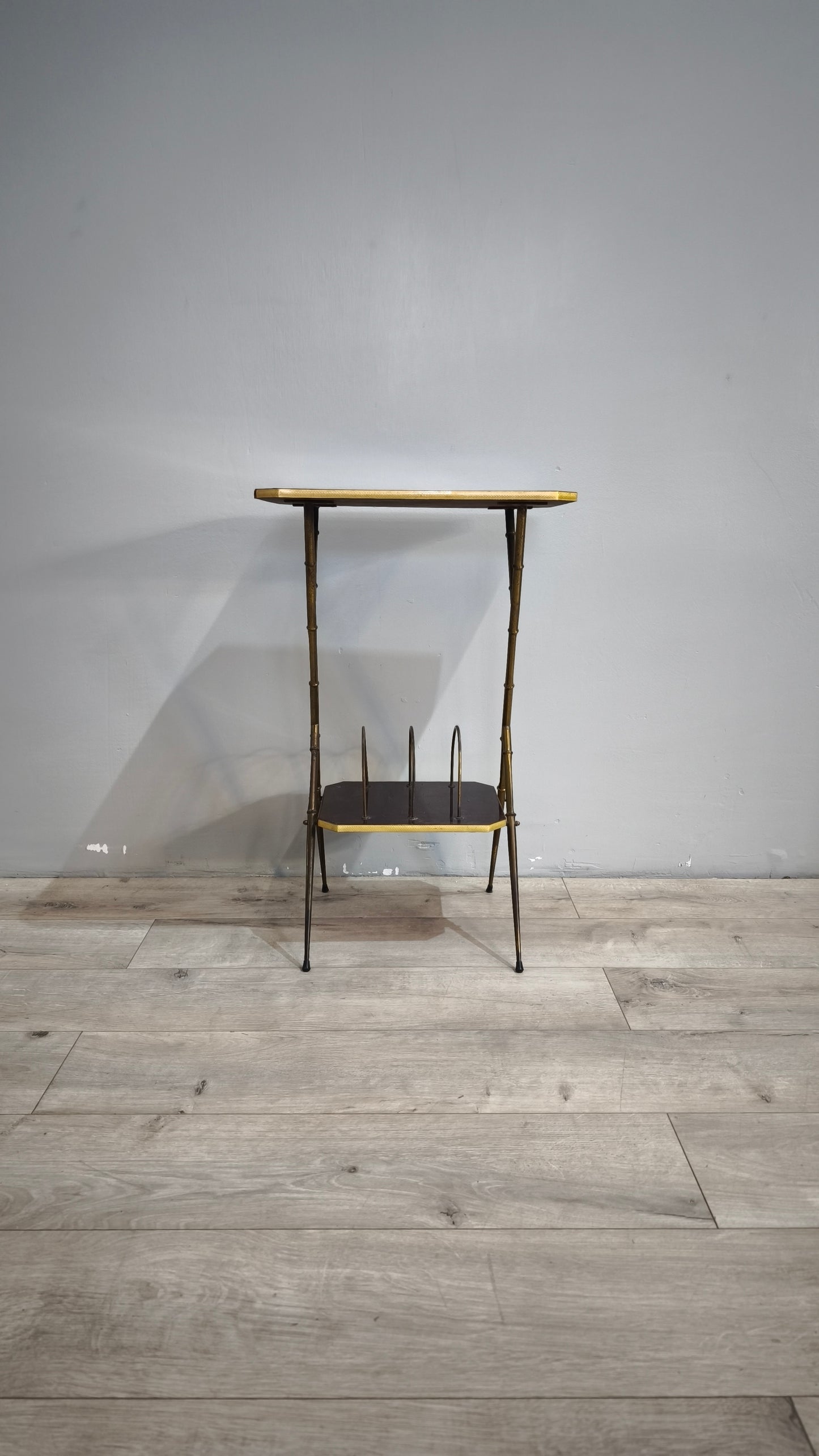 87982 Tavolinetto vintage con porta riviste