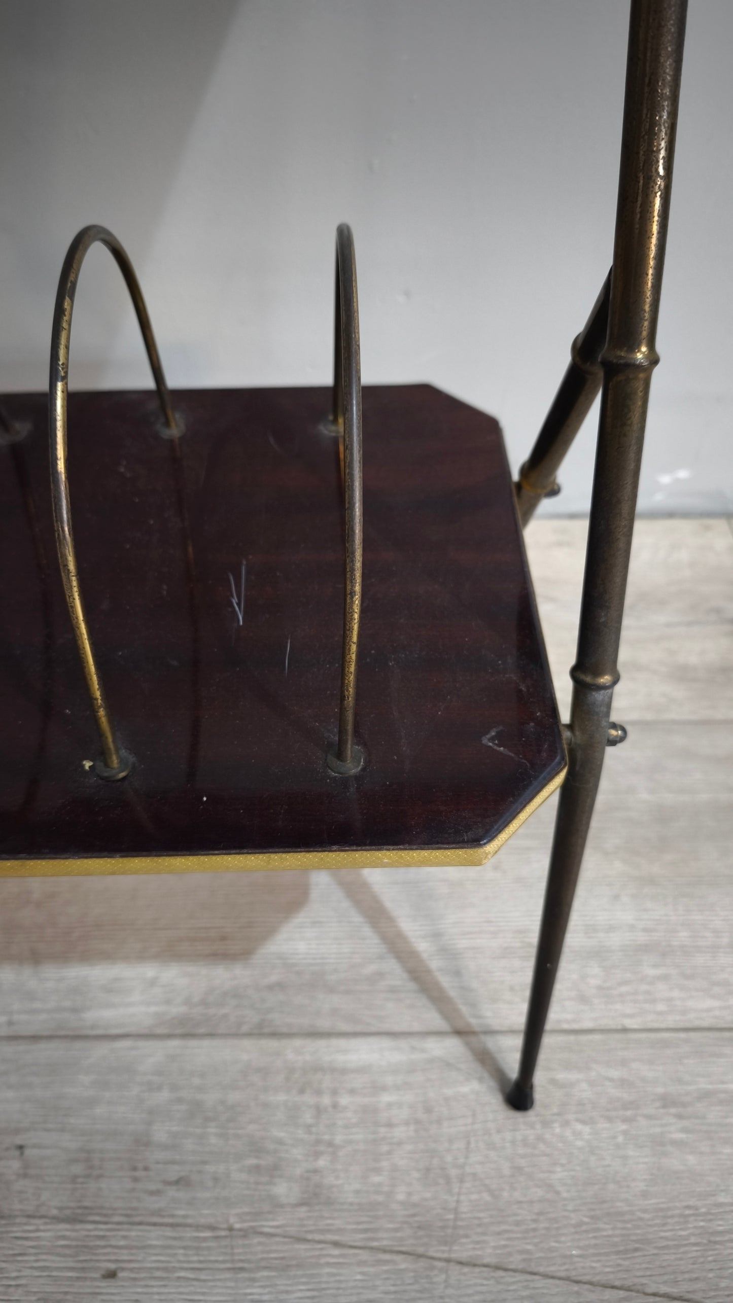 87982 Tavolinetto vintage con porta riviste