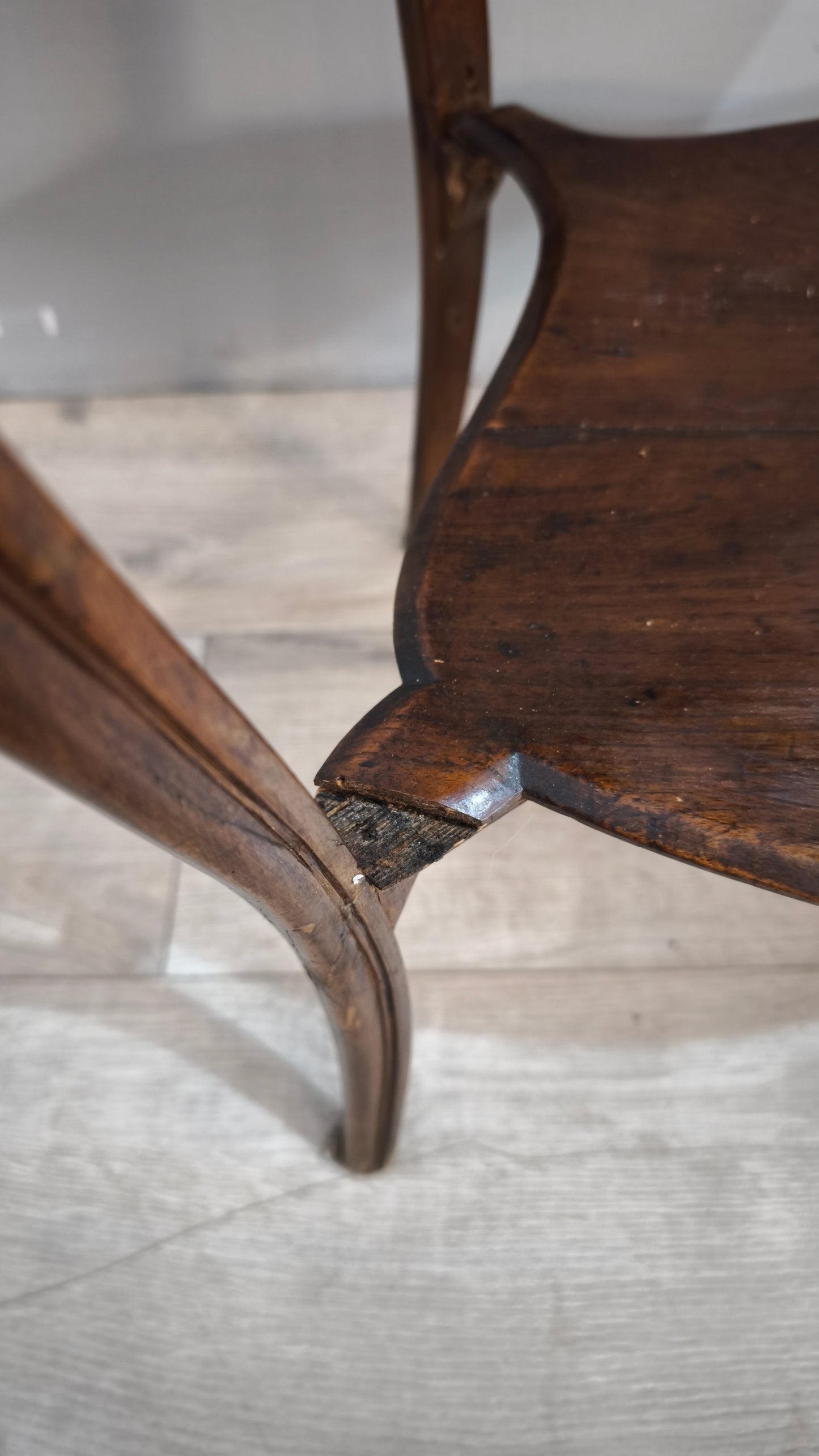 88124 Tavolino da salotto in legno scuro con due ripiani