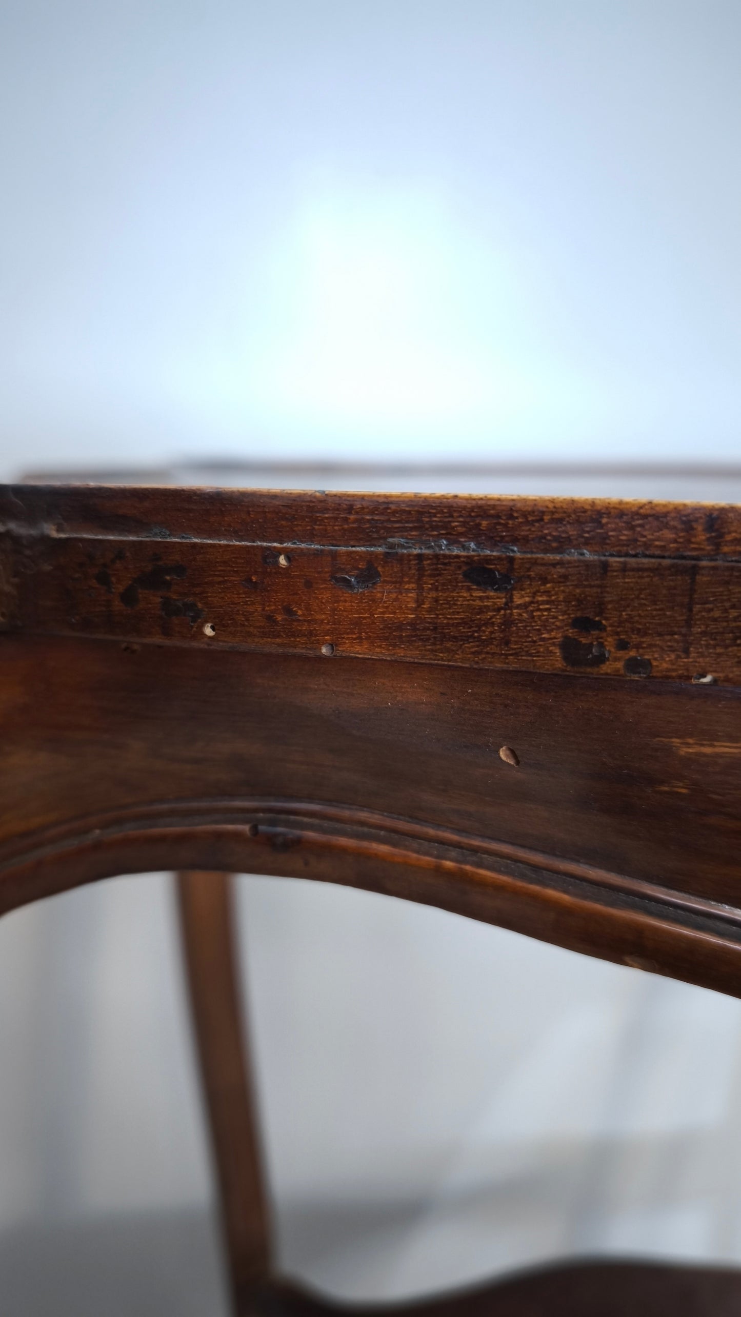 88124 Tavolino da salotto in legno scuro con due ripiani