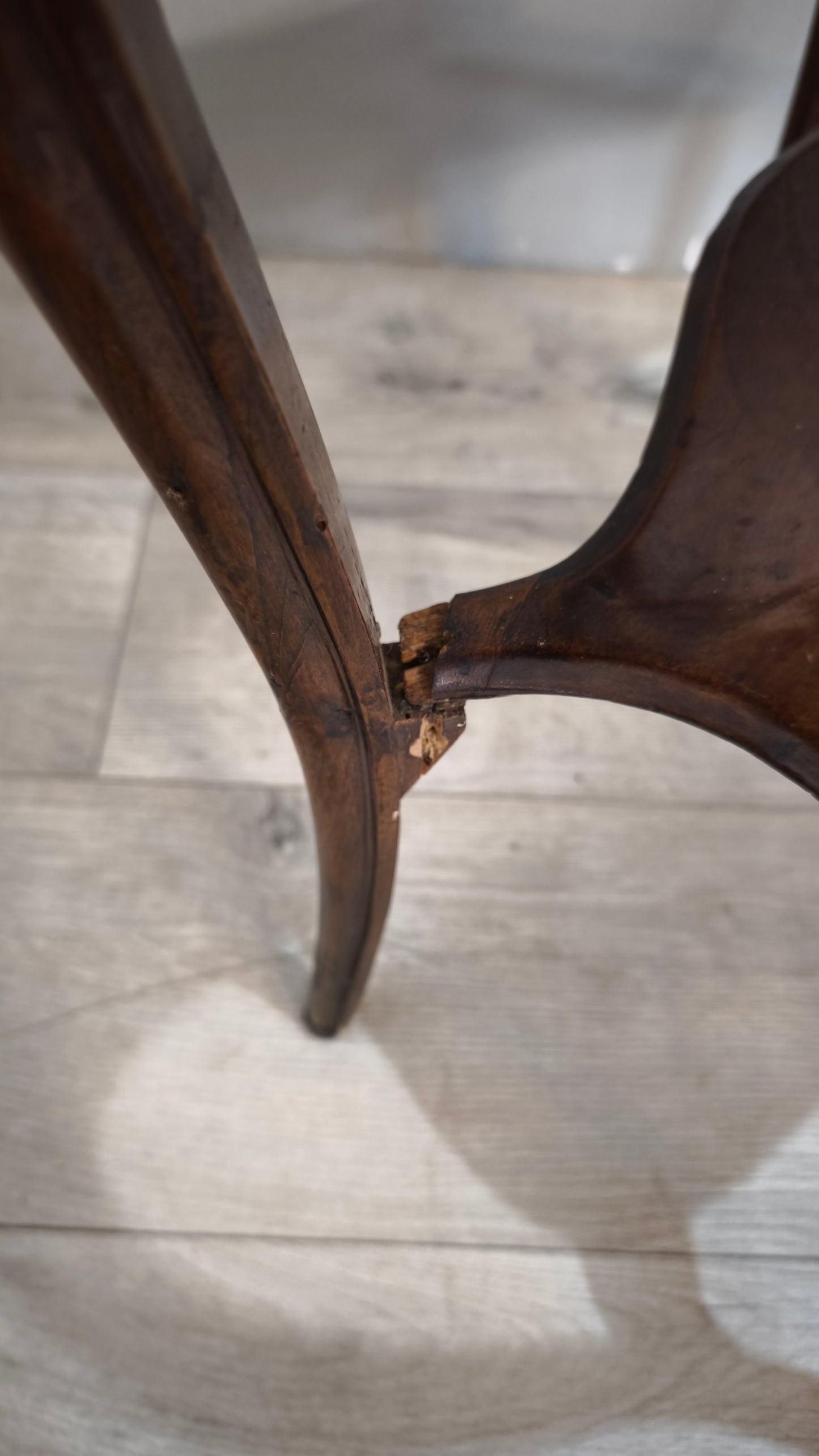88124 Tavolino da salotto in legno scuro con due ripiani