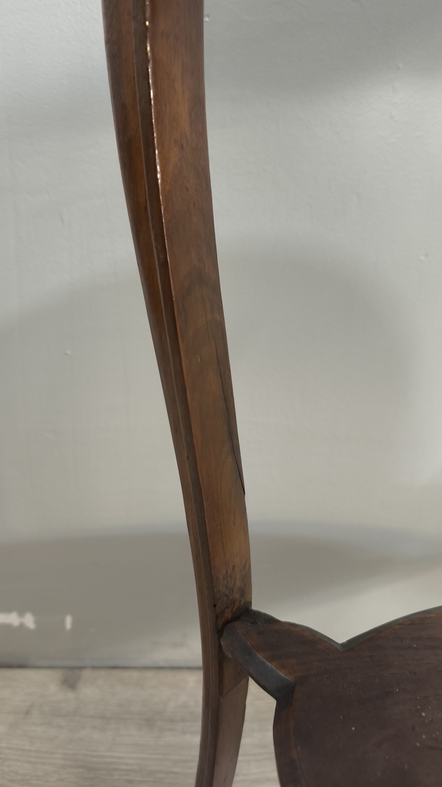 88124 Tavolino da salotto in legno scuro con due ripiani
