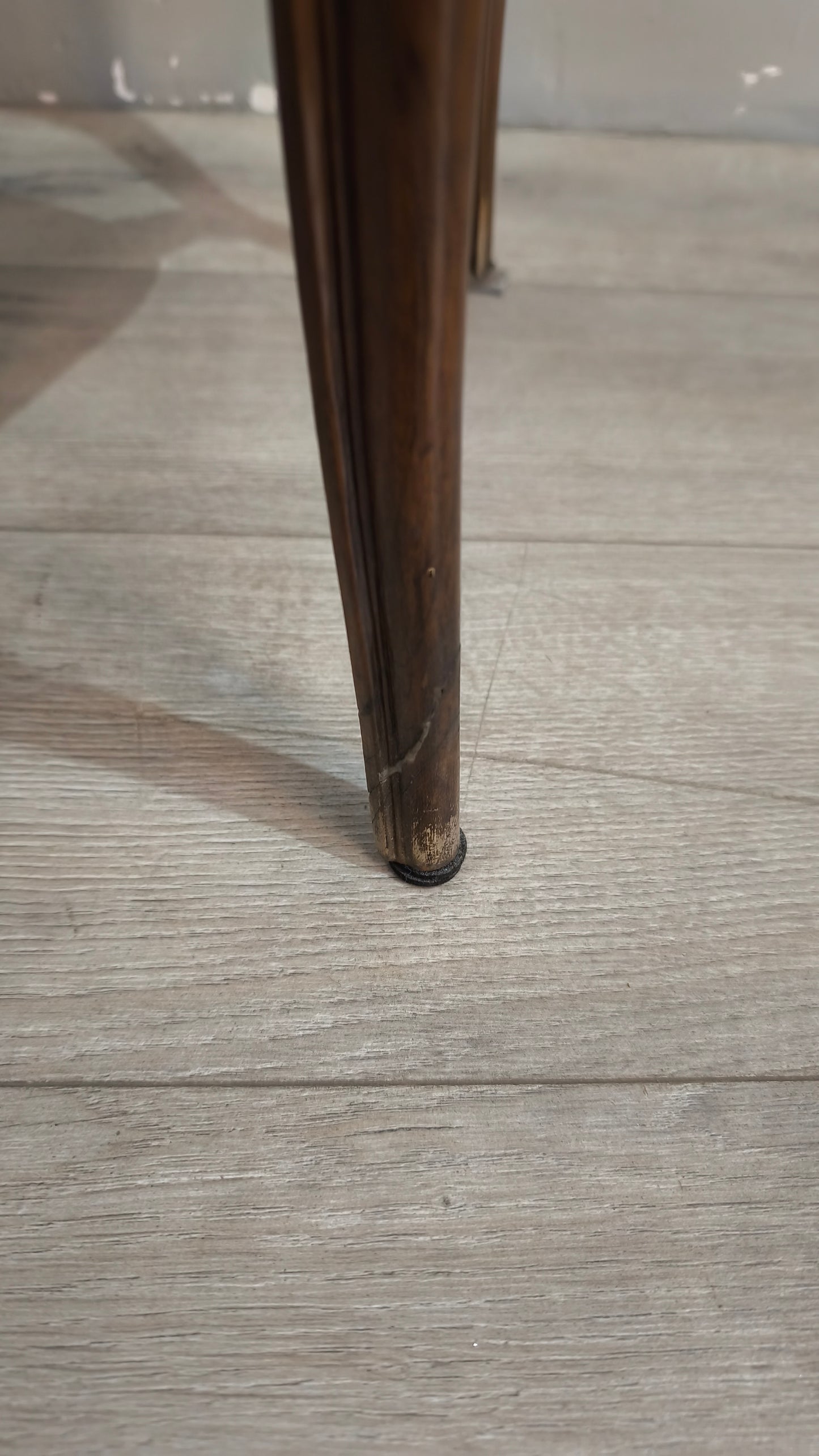 88124 Tavolino da salotto in legno scuro con due ripiani