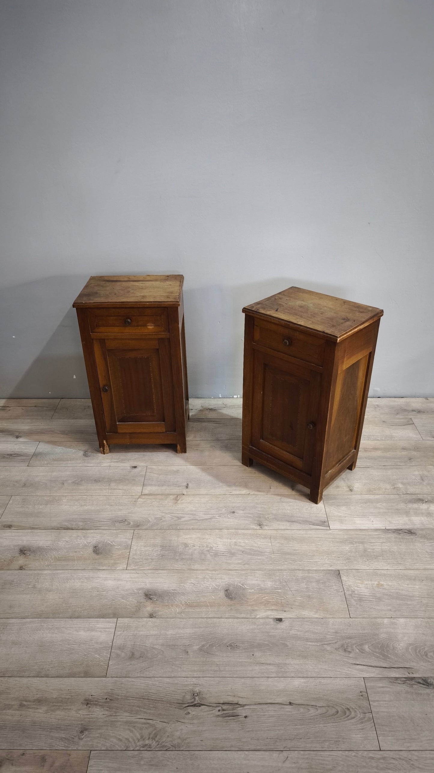 87994 Coppia di comodini in legno con uno sportello e un cassetto