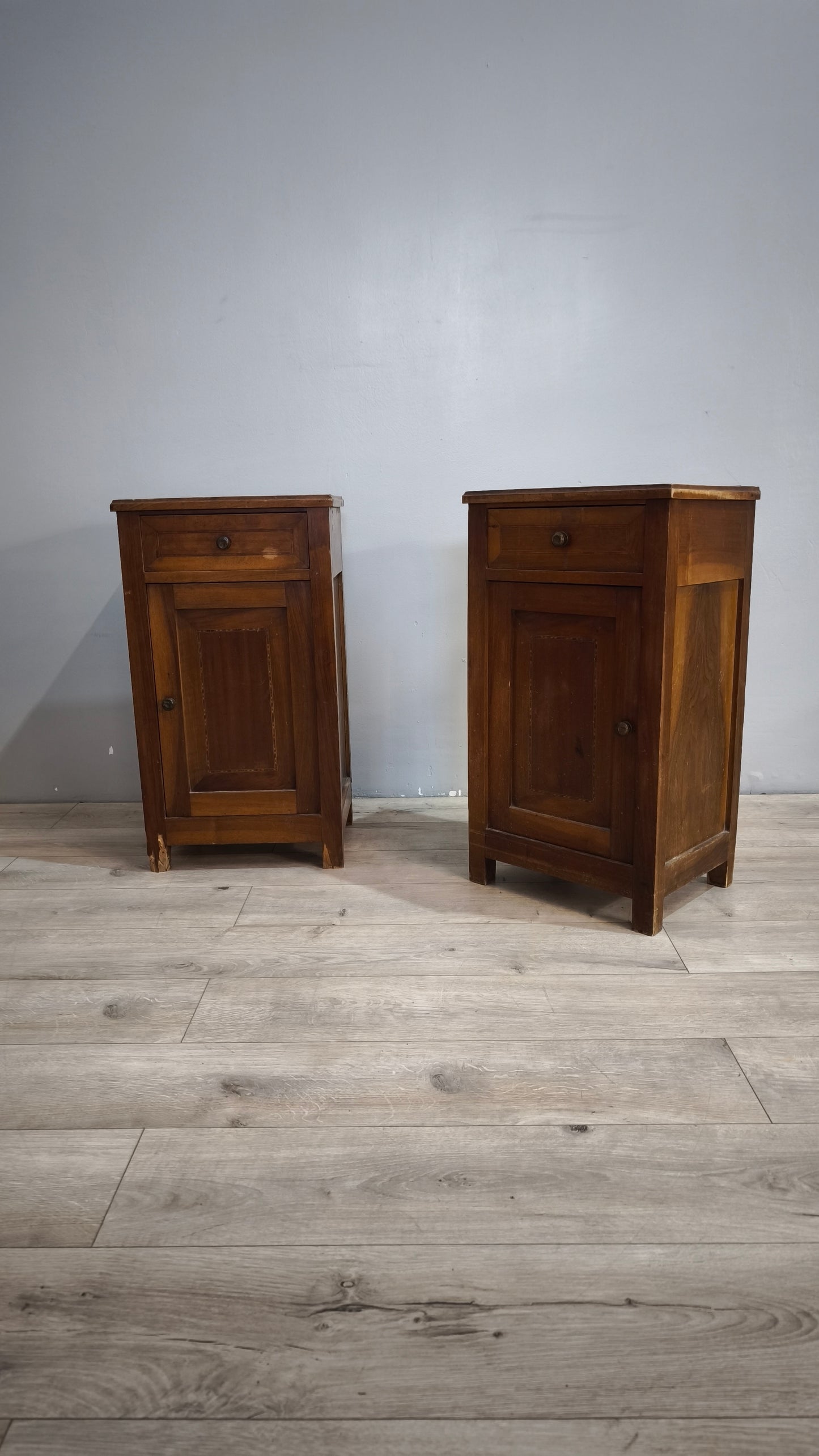 87994 Coppia di comodini in legno con uno sportello e un cassetto