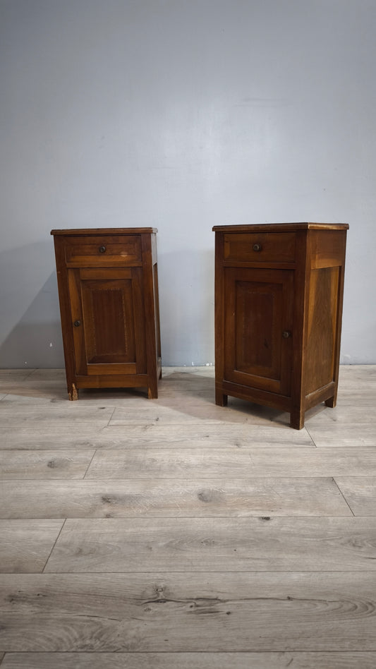 87994 Coppia di comodini in legno con uno sportello e un cassetto