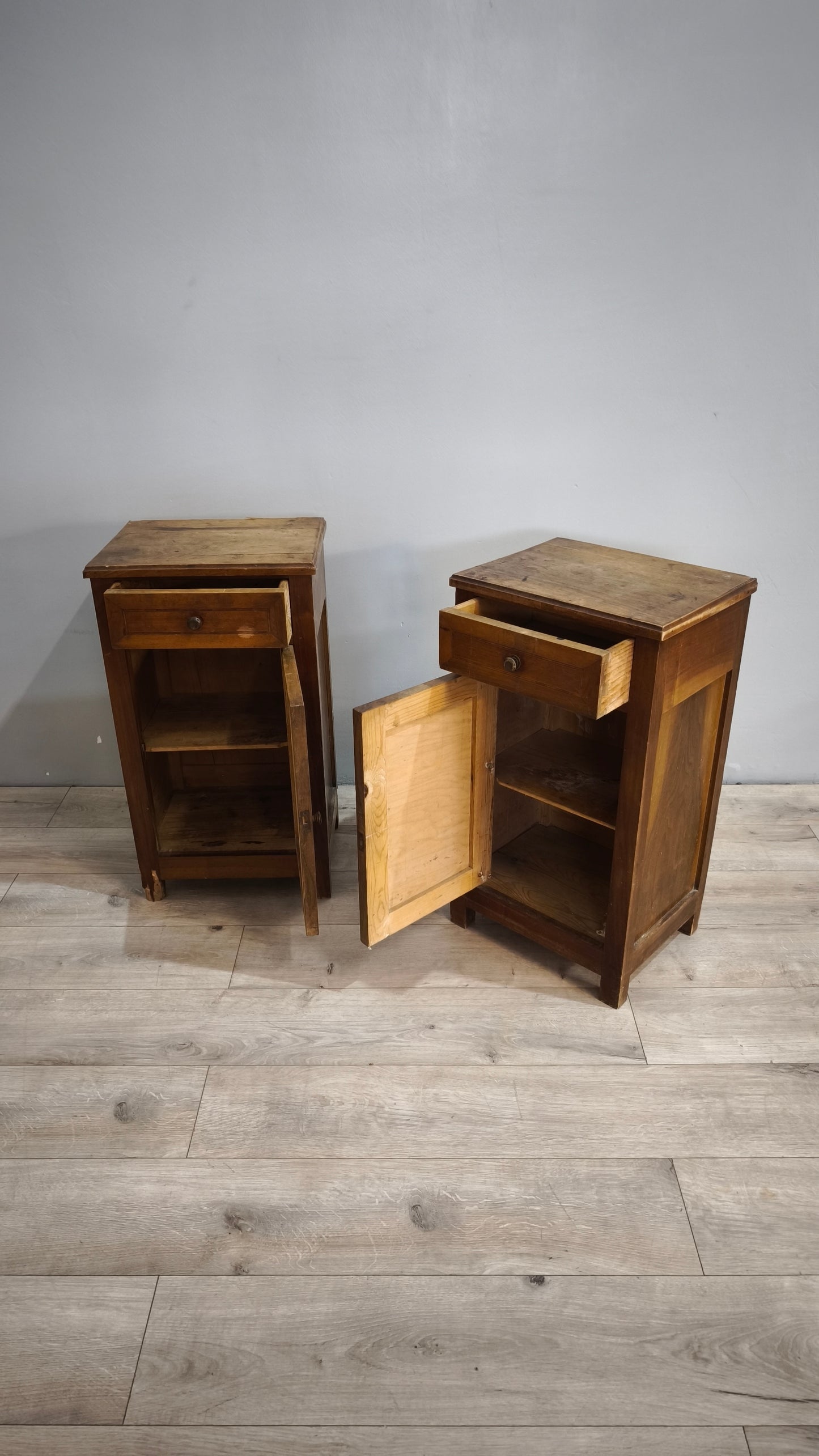 87994 Coppia di comodini in legno con uno sportello e un cassetto
