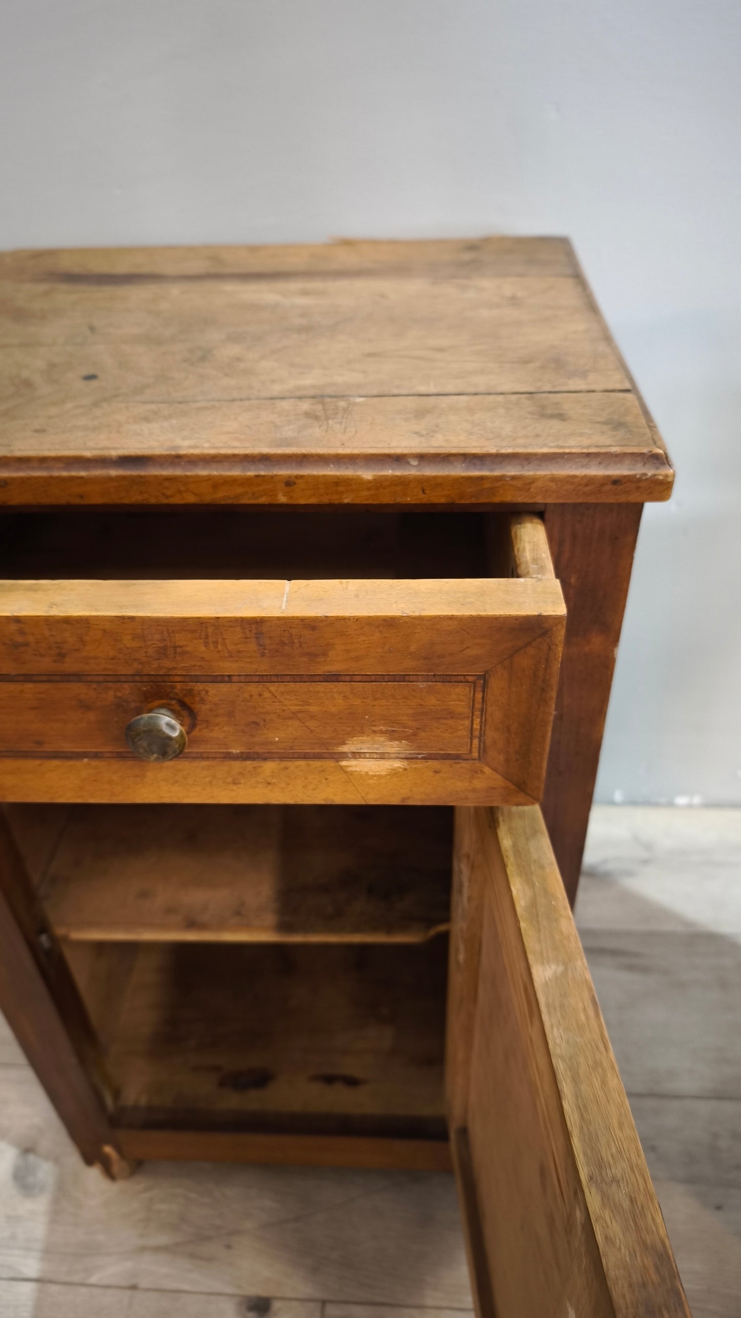 87994 Coppia di comodini in legno con uno sportello e un cassetto