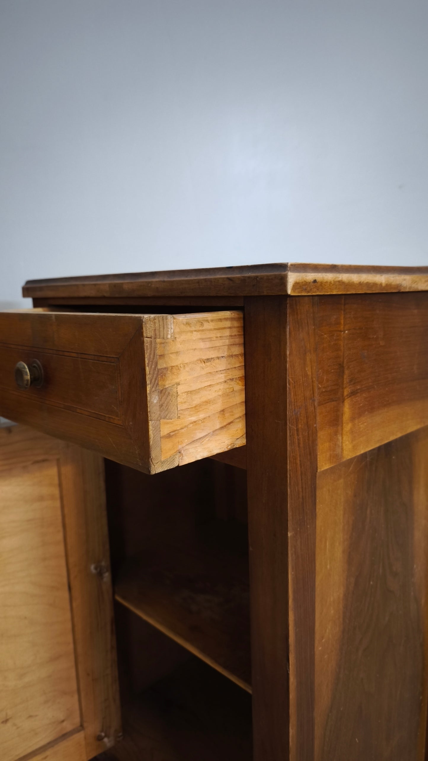 87994 Coppia di comodini in legno con uno sportello e un cassetto