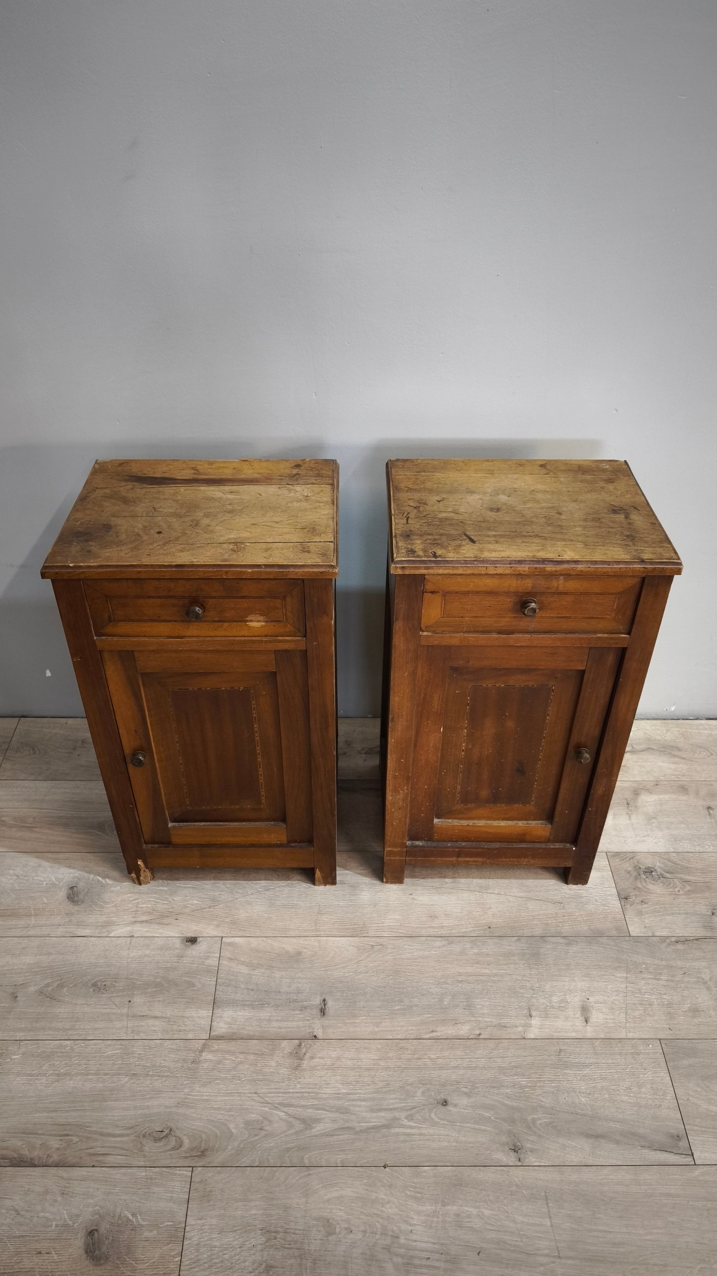 87994 Coppia di comodini in legno con uno sportello e un cassetto