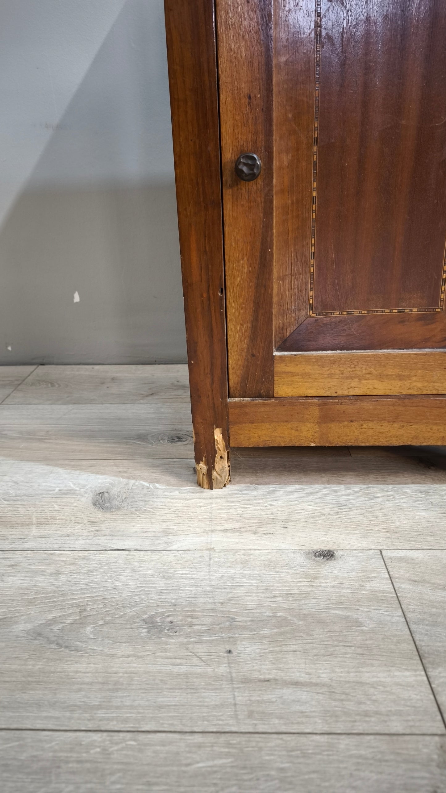 87994 Coppia di comodini in legno con uno sportello e un cassetto